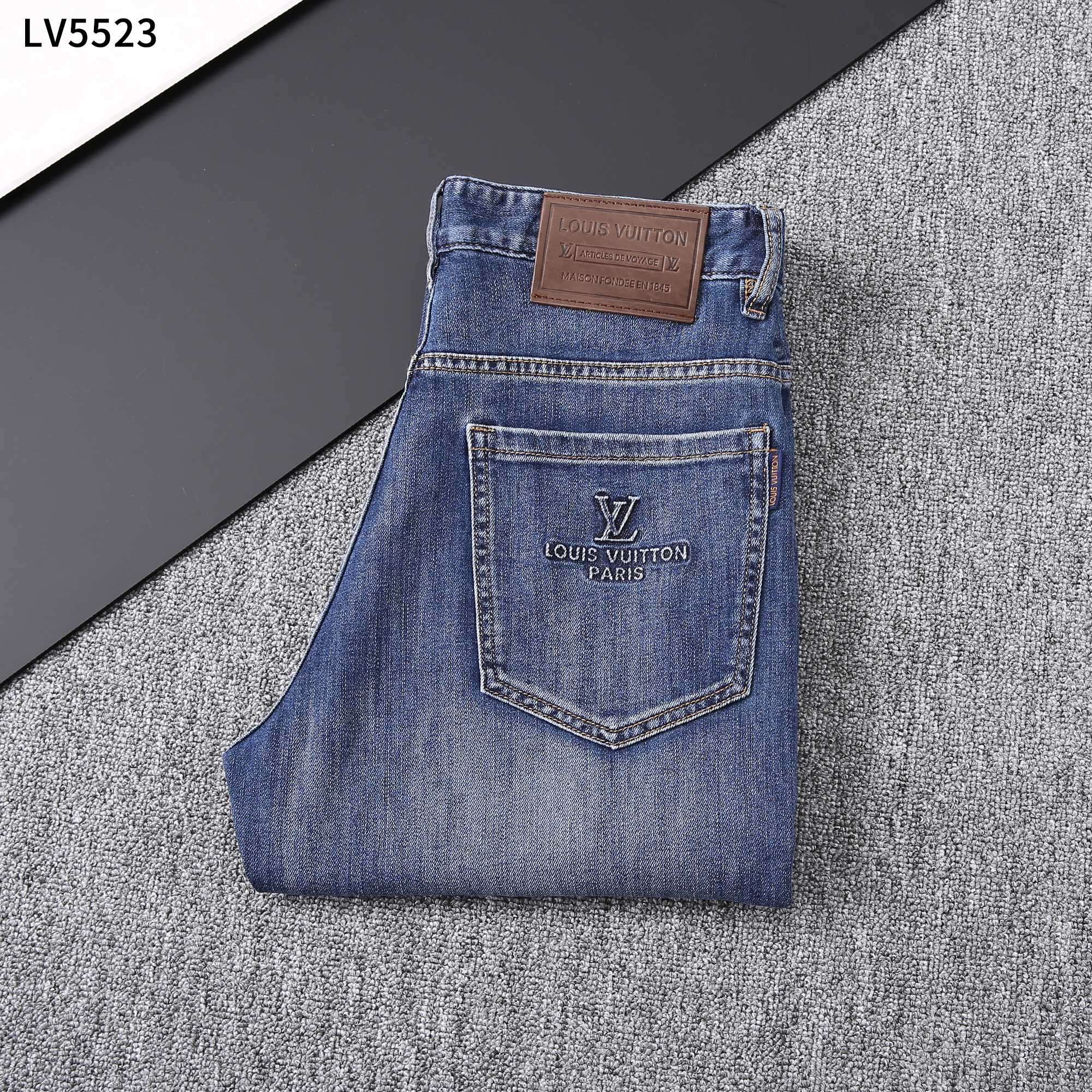NO:128261,25 Spring/Summer/New Jeans, Model Number LV5523 Size 29-42, It is easy to wear and not picky about the figure, the overall size is mainly comfortable, the trouser legs are just right, making them look slimmer and straighter, and easily wear them out with long legs all over the screen, and the aura is fully opened with a lengthening proportion!  ,louis vuitton,jeans,alexander wang1986090925春夏/新款牛仔裤 款号LV5523 尺码29一42 好穿不挑身材,整体以舒适为主,裤腿大小做的恰到好处,显瘦显腿直,轻松穿出满屏的大长腿,拉长比例气场全开！,,louis vuitton,jeans,alexander wang,Men's clothing