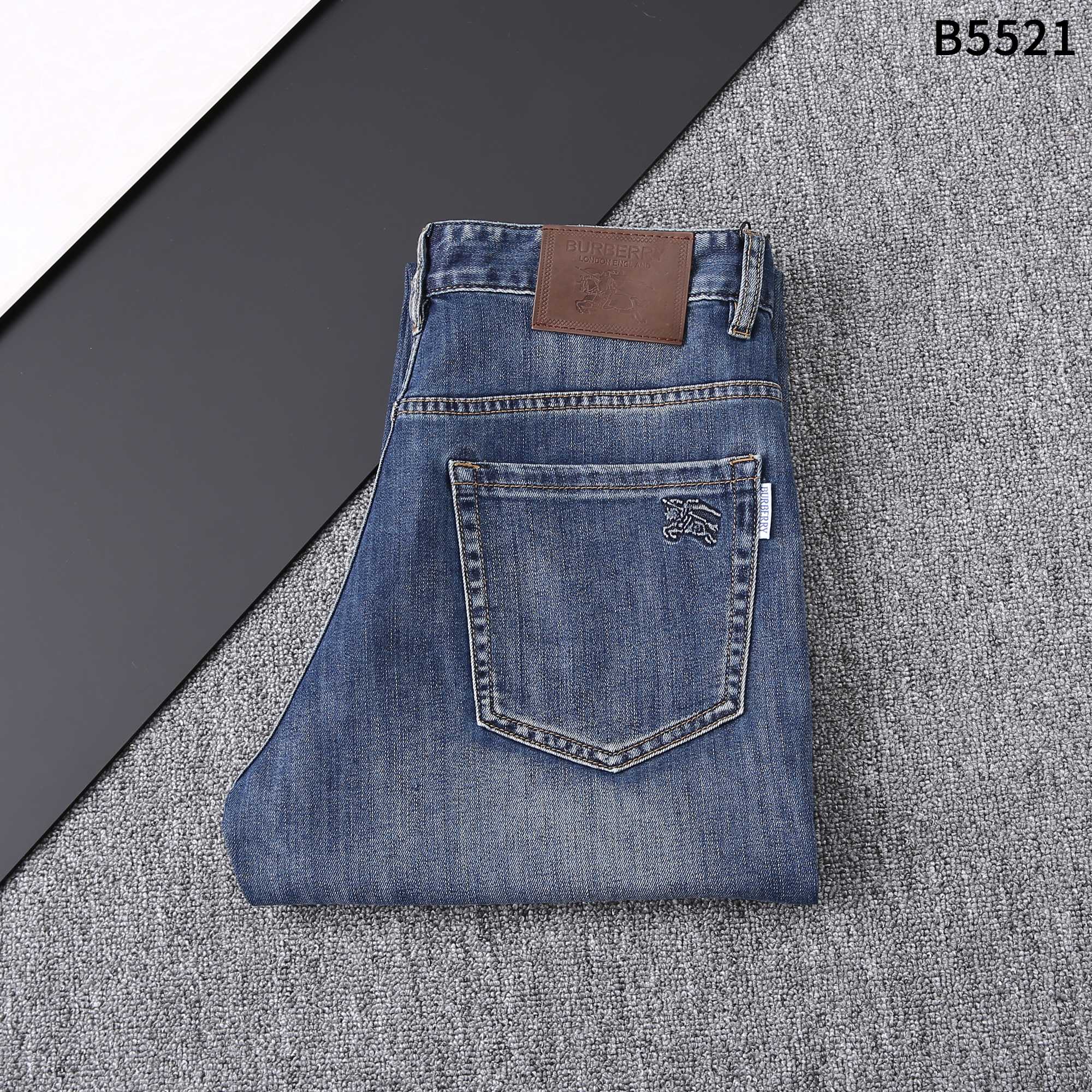 NO:128283,25 Spring/Summer/New Jeans Model Number B5521 Size 29-42 It is easy to wear and not picky about the figure. The overall size is mainly comfortable. The trouser legs are just right, making them look slimmer and straight, and easily wear them all over the screen, and the lengthening and proportional aura is fully opened!  , jeans,alexander wang1986090925春夏/新款牛仔裤 款号B5521 尺码29一42 好穿不挑身材,整体以舒适为主,裤腿大小做的恰到好处,显瘦显腿直,轻松穿出满屏的大长腿,拉长比例气场全开！,,jeans,alexander wang,Men's clothing