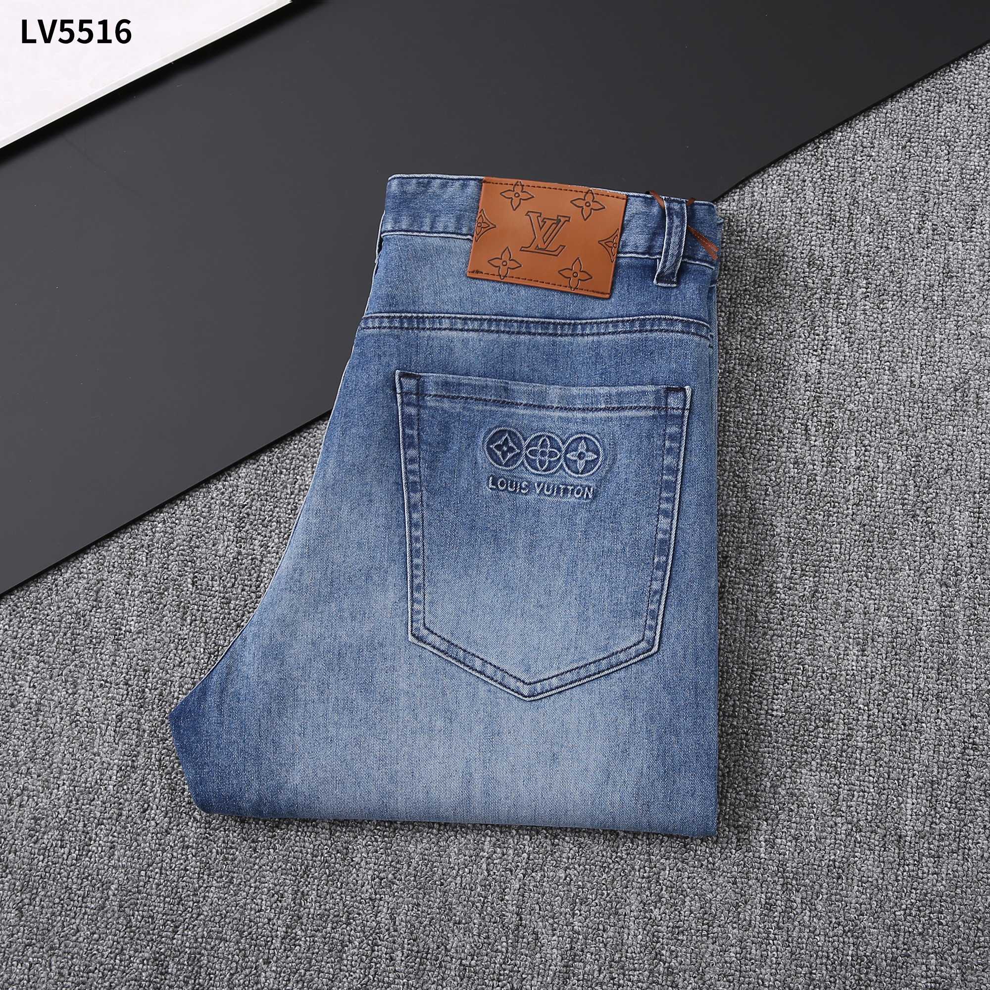 NO:128287,25 Spring/Summer/New Jeans, Model Number LV5516, Size 29-42, It is easy to wear but not picky about the figure. The overall size is mainly for comfort. The trouser legs are just right, making them look slimmer and straight, and easily wear them out with long legs all over the screen, and the aura is fully opened!  ,louis vuitton,jeans,alexander wang1986090925春夏/新款牛仔裤 款号LV5516 尺码29一42 好穿不挑身材,整体以舒适为主,裤腿大小做的恰到好处,显瘦显腿直,轻松穿出满屏的大长腿,拉长比例气场全开！,,louis vuitton,jeans,alexander wang,Men's clothing