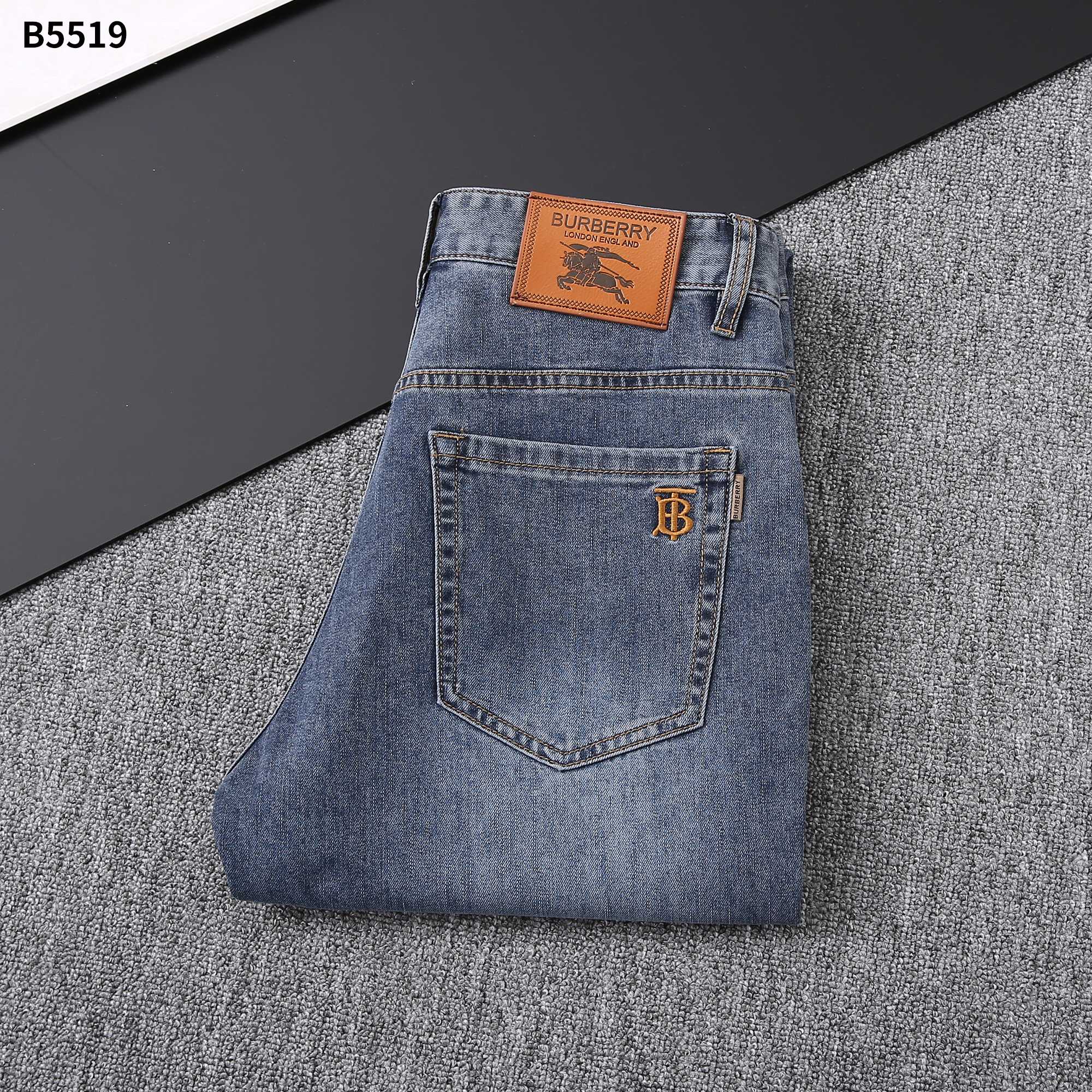 NO:128290,25 Spring/Summer/New Jeans Model Number B5519 Size 29-42 It is easy to wear and not picky about the figure. The overall size is mainly comfortable. The trouser legs are just right, making them look slimmer and straight, and easily wear them all over the screen, and the lengthening and proportional aura is fully opened!  , jeans,alexander wang1986090925春夏/新款牛仔裤 款号B5519 尺码29一42 好穿不挑身材,整体以舒适为主,裤腿大小做的恰到好处,显瘦显腿直,轻松穿出满屏的大长腿,拉长比例气场全开！,,jeans,alexander wang,Men's clothing