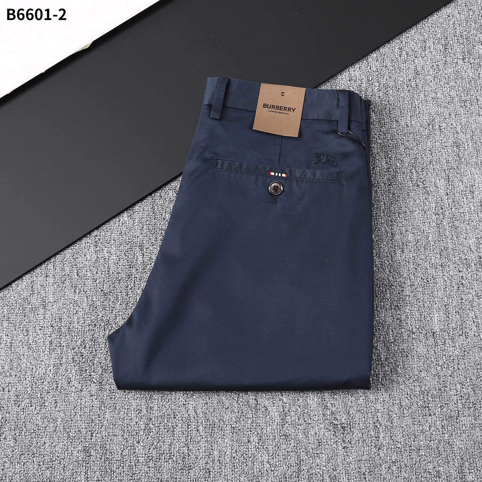 NO:128305,25 Spring/Summer/New casual pants, model number B6601-2 Size 29-42, easy to wear, not picky about body shape, overall comfort is the main focus, the size of the trouser legs is just right, making it look slimming and straight, easily wearing long legs all over the screen, and the lengthening proportion and aura is fully opened!  ,alexander wang1986090925春夏/新款休闲裤 款号B6601-2 尺码29一42 好穿不挑身材,整体以舒适为主,裤腿大小做的恰到好处,显瘦显腿直,轻松穿出满屏的大长腿,拉长比例气场全开！,,alexander wang,Men's clothing