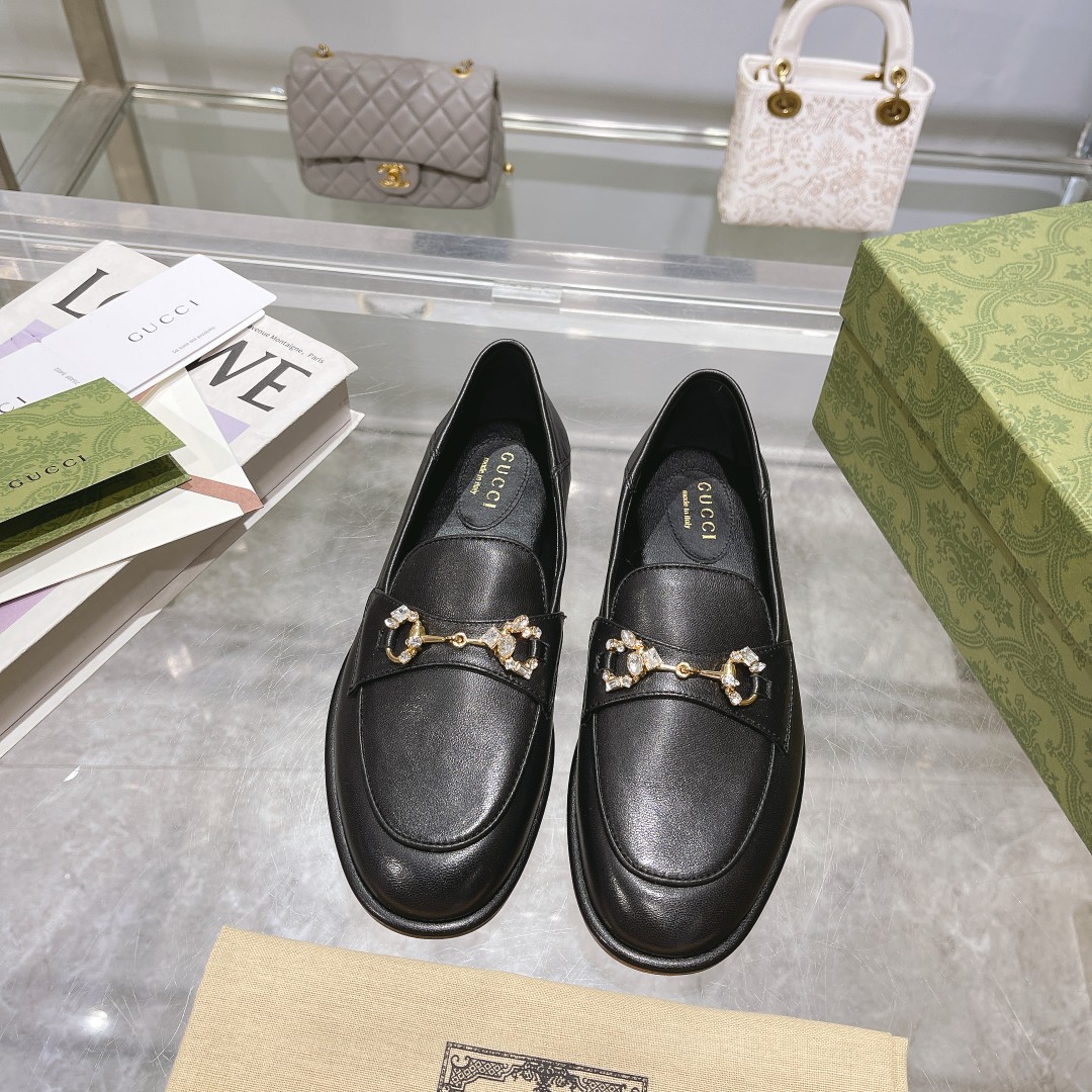 2070-2 Negras (35-41) 41 puntos. Estos llamativos mocasines para mujer presentan la marca clásica que se combina hábilm…