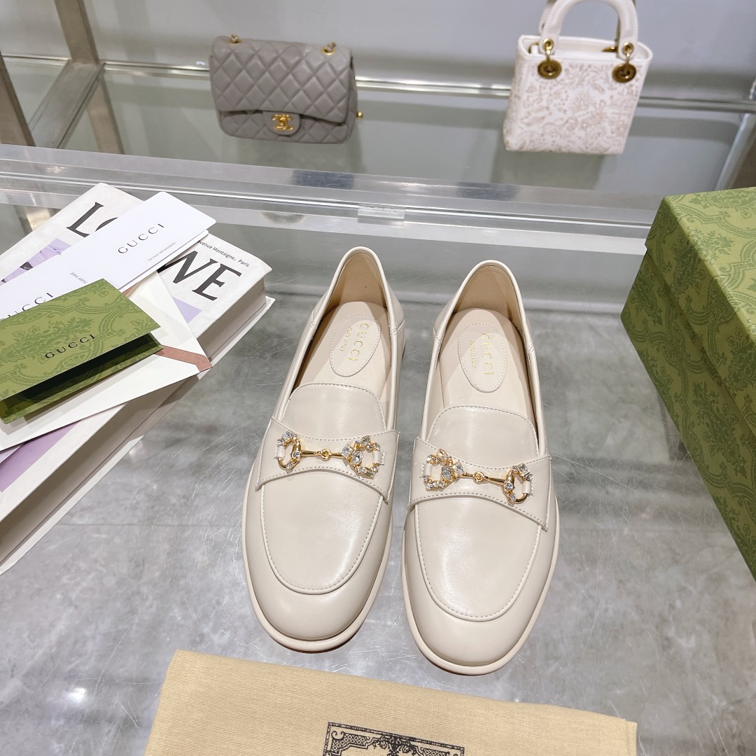 2070-2 Blanco (35-41) 41 puntos. Estos llamativos mocasines para mujer presentan la marca clásica que se combina hábilm…