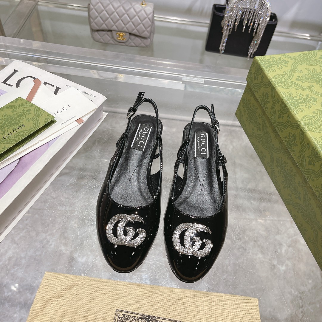 NO:389606,5686-2 Black (35-41) crystal double G shape accessories inject a modern new charm into a series of women's shoes. The dazzling accessories are eye-catching and decorated with sandals and platform light-mouth shoes, which show luxurious temperament against the backdrop of colored patent leather or metallic leather. This rear lace-up ballet shoes are ingeniously crafted by shiny light pink patent leather, with the upper embellishment of dazzling brand logo details. Light pink patent leather Women's crystal double G leather sole Adjustable strap fixing Flat sole, sandals, sandals198609095686-2黑（35-41）饰水晶双G造型配件为一系列女士鞋款注入摩登新韵.闪耀夺目的配件亮眼装点凉拖和防水台浅口鞋等各式鞋款,在彩色漆皮或金属质感皮革的衬托下尽显奢华气质.这款后系带芭蕾舞鞋以闪亮淡粉色漆皮匠心打造,鞋面缀饰亮眼的品牌标识细节. 淡粉色漆皮 女士 饰水晶双G 皮革鞋底 可调节绑带固定 平底,凉鞋,sandals,Women's Shoes