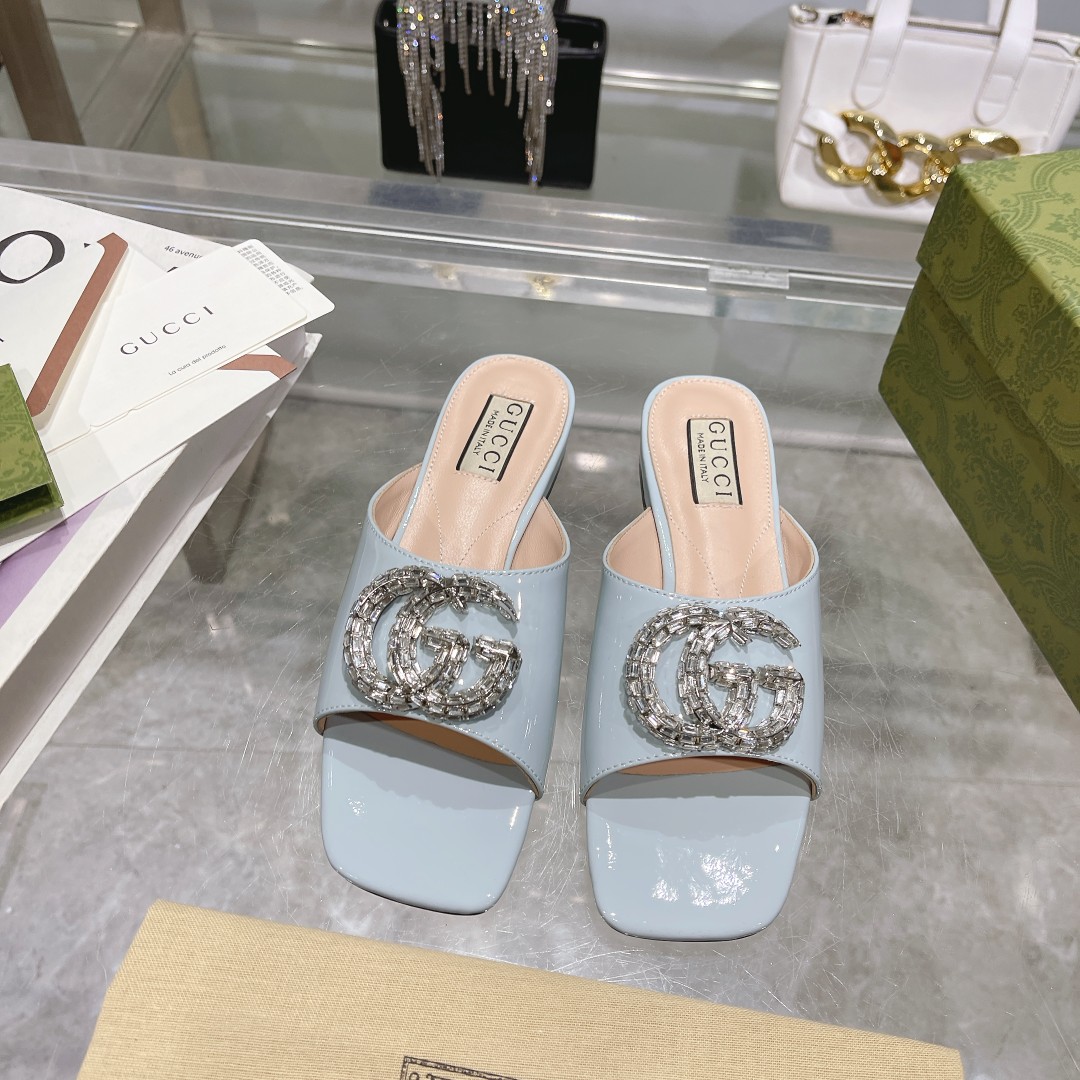 NO:389403,6025-A line blue (35-41) crystal double G shape accessories inject a modern and new charm into a series of women's shoes. On this sandals, dazzling accessories are eye-catching on the shoe body. This accessory is made of ivory white patent leather and is paired with leather soles, making the entire design more plump. Ivory white patent leather Women's crystal double G leather soles Flat soles, slippers, slippers198609096025-A线蓝（35-41）饰水晶双G造型配件为一系列女士鞋款注入摩登新韵.在这款凉拖上,闪耀夺目的配件亮眼点缀于鞋身.这款配饰以象牙白色漆皮匠心打造,配以皮革鞋底,令整个设计愈发丰满. 象牙白色漆皮 女士 饰水晶双G 皮革鞋底 平底,拖鞋,slippers,Women's Shoes