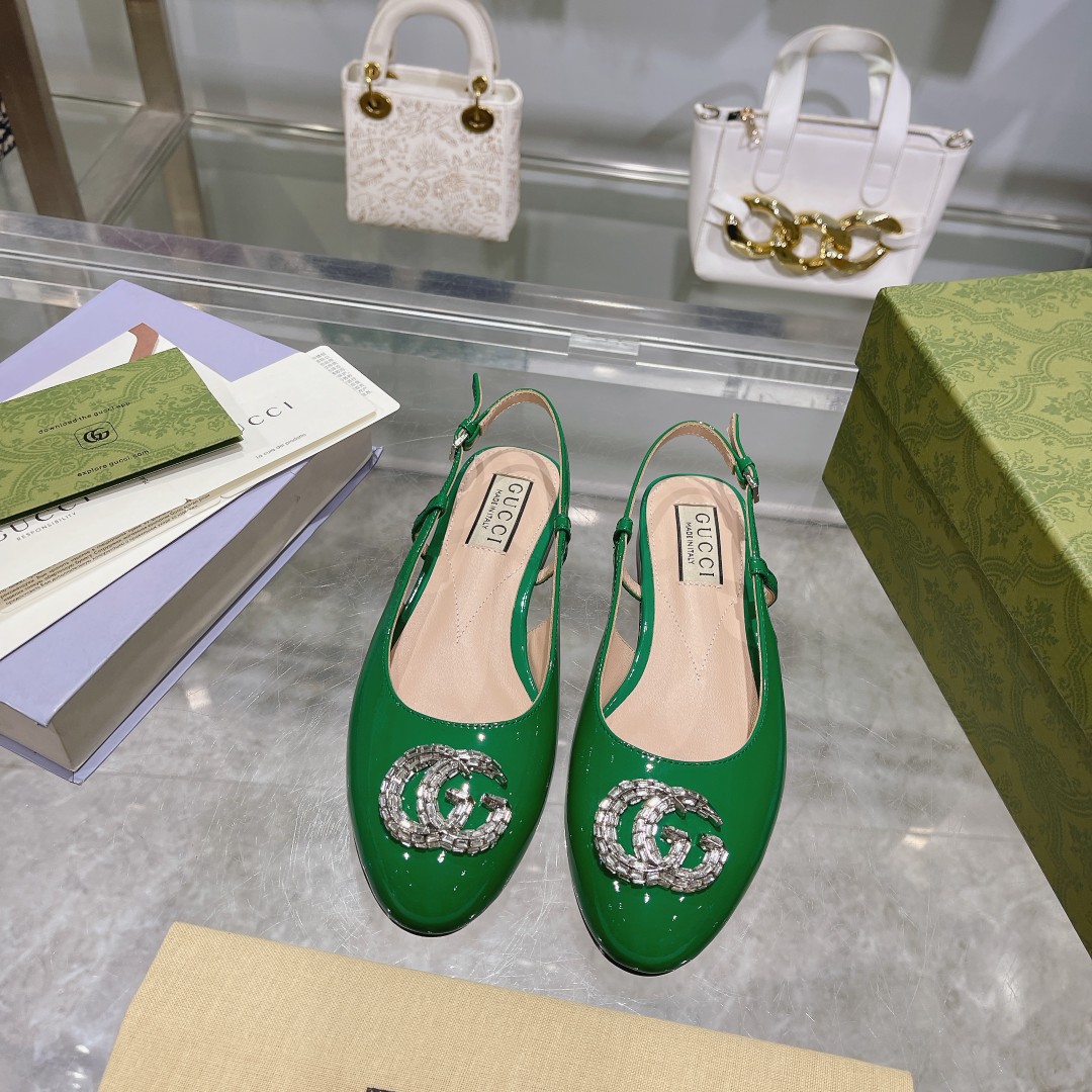 NO:167086,5686-2 Green (35-41) crystal double G shape accessories inject a modern new charm into a series of women's shoes. The dazzling accessories are eye-catching and decorated with sandals and platform light-mouth shoes, which show the luxurious temperament against the backdrop of colored patent leather or metallic leather. This rear lace-up ballet shoes are ingeniously crafted by shiny light pink patent leather, and the upper is embellished with eye-catching brand logo details. Light pink patent leather Women's crystal double G leather sole Adjustable strap fixing Flat sole, sandals, sandals198609095686-2绿（35-41）饰水晶双G造型配件为一系列女士鞋款注入摩登新韵.闪耀夺目的配件亮眼装点凉拖和防水台浅口鞋等各式鞋款,在彩色漆皮或金属质感皮革的衬托下尽显奢华气质.这款后系带芭蕾舞鞋以闪亮淡粉色漆皮匠心打造,鞋面缀饰亮眼的品牌标识细节. 淡粉色漆皮 女士 饰水晶双G 皮革鞋底 可调节绑带固定 平底,凉鞋,sandals,Women's Shoes