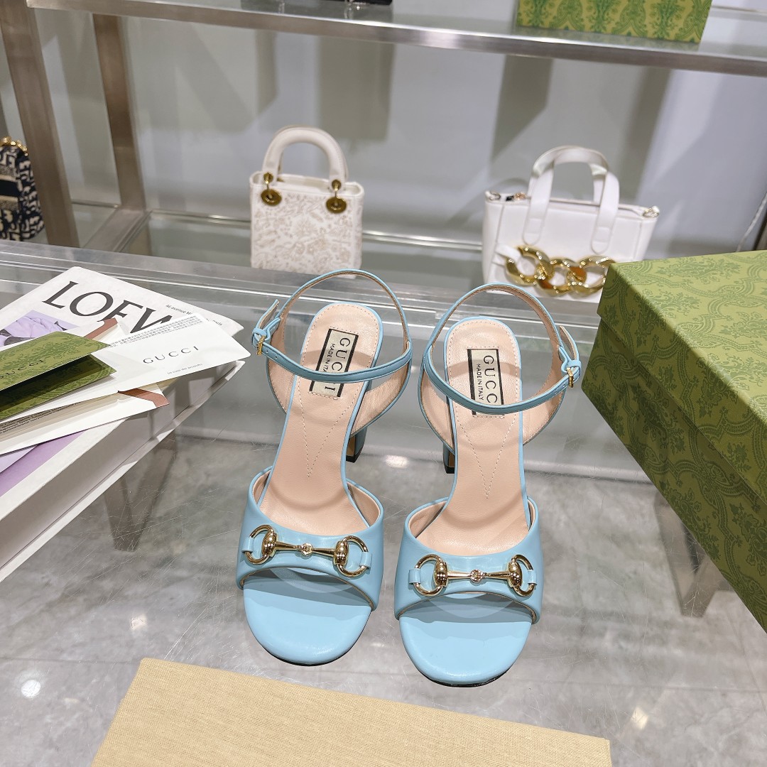 NO:167096,9011-1 Light Blue (35-41) This rear lace-up sandal embellishes the low-key and restrained brand details, injecting brand identity charm into the entire design. The classic horse buckle is brightly embellished on various women's shoes, highlighting the origin of the brand design. This accessory is made of light blue leather ingeniously embellished with gold tones, showing the ingenuity of design. Light blue leather for women, gold tones accessories, horse buckle details, leather sole for ankle buckle fixing, high heel 9.5, sandals, sandals198609099011-1浅蓝（35-41）这款后系带凉鞋缀饰低调内敛的品牌细节,为整个设计注入品牌标识魅力.经典马衔扣亮眼点缀于各式女士鞋履之上,彰显品牌设计本源.这款配饰以浅蓝色皮革匠心打造,缀饰金色调配件,尽显设计匠心. 浅蓝色皮革 女士 金色调配件 马衔扣细节 皮革鞋底 踝部搭扣固定 高跟9.5,凉鞋,sandals,Women's Shoes