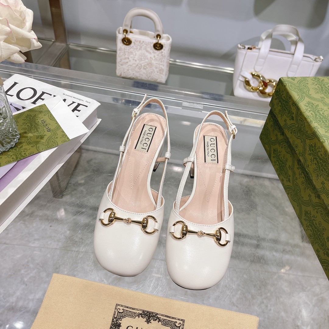 NO:389585,9719 White (35-41) This lace-up sandal embellishes the low-key and restrained brand details, injecting brand identity charm into the entire design. The classic horse buckle is brightly embellished on various women's shoes, highlighting the origin of the brand design. This accessory is made of black leather ingeniously embellished with gold tones, showing the ingenuity of design. White leather Women's Gold tones accessories Horse buckle details Leather sole Ankle buckle fixing Medium heel, sandals, sandals198609099719白（35-41）这款后系带凉鞋缀饰低调内敛的品牌细节,为整个设计注入品牌标识魅力.经典马衔扣亮眼点缀于各式女士鞋履之上,彰显品牌设计本源.这款配饰以黑色皮革匠心打造,缀饰金色调配件,尽显设计匠心. 白色皮革 女士 金色调配件 马衔扣细节 皮革鞋底 踝部搭扣固定 中跟,凉鞋,sandals,Women's Shoes