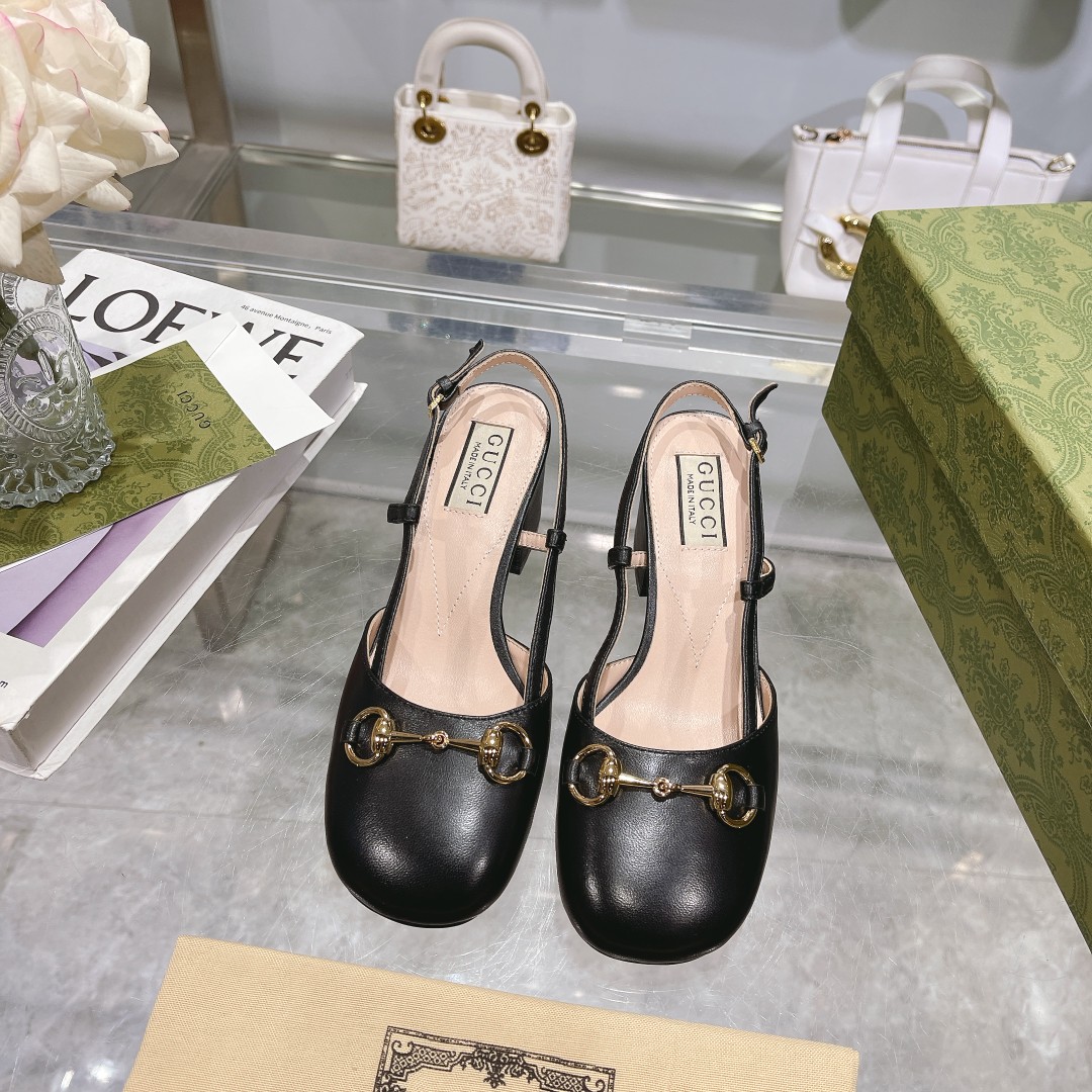 NO:389591,9719 Black (35-41) This lace-up sandal embellishes the low-key and restrained brand details, injecting brand identity charm into the entire design. The classic horse buckle is brightly embellished on various women's shoes, highlighting the origin of the brand design. This accessory is made of black leather ingeniously embellished with gold tones, showing the ingenuity of design. White leather Women's Gold tones accessories Horse buckle details Leather sole Ankle buckle fixing Medium heel, sandals, sandals198609099719黑（35-41）这款后系带凉鞋缀饰低调内敛的品牌细节,为整个设计注入品牌标识魅力.经典马衔扣亮眼点缀于各式女士鞋履之上,彰显品牌设计本源.这款配饰以黑色皮革匠心打造,缀饰金色调配件,尽显设计匠心. 白色皮革 女士 金色调配件 马衔扣细节 皮革鞋底 踝部搭扣固定 中跟,凉鞋,sandals,Women's Shoes