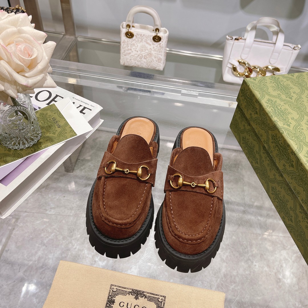 NO:389909,Coffee (35-41) This black leather mules ingeniously integrates the fashionable elements of boots and soft tops, and is paired with a lightweight rubber grooved sole that complements the elegant silhouette. Classic horse buckle styling accessories double the charm of the entire design, injecting exquisite and exquisite atmosphere into everyday shoes. Black leather Women's Palladium tone accessories Horse buckle Rubber grooved sole Flat sole, semi-trailed, boots19860909啡（35-41）这款黑色皮革穆勒鞋匠心融蕴靴子和软帮鞋设计中的时尚元素,配以轻质橡胶沟纹鞋底,与优雅廓形相得益彰.经典马衔扣造型配件令整个设计魅力倍增,为日常鞋款注入精致考究气息. 黑色皮革 女士 钯金色调配件 马衔扣 橡胶沟纹鞋底 平底,半拖,boots,Women's Shoes