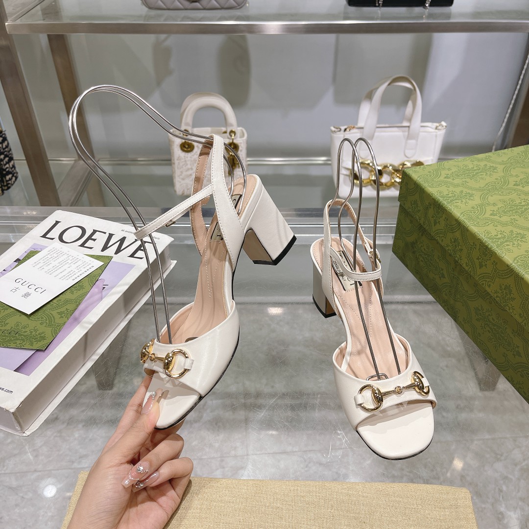 NO:167098,9011-2 White (35-41) This rear lace-up sandal embellishes the low-key and restrained brand details, injecting brand identity charm into the entire design. The classic horse buckle is brightly embellished on various women's shoes, highlighting the origin of the brand design. This accessory is made of light blue leather ingeniously embellished with gold tones, showing the ingenuity of design. Light blue leather for women, gold tones accessories, horse buckle details, leather sole for ankle buckle fixing, high heel 6.5, sandals, sandals198609099011-2 白（35-41）这款后系带凉鞋缀饰低调内敛的品牌细节,为整个设计注入品牌标识魅力.经典马衔扣亮眼点缀于各式女士鞋履之上,彰显品牌设计本源.这款配饰以浅蓝色皮革匠心打造,缀饰金色调配件,尽显设计匠心. 浅蓝色皮革 女士 金色调配件 马衔扣细节 皮革鞋底 踝部搭扣固定 高跟6.5,凉鞋,sandals,Women's Shoes