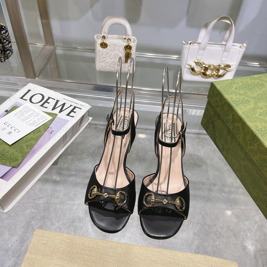 NO:167100,9011-2 Black (35-41) This rear lace-up sandal embellishes the low-key and restrained brand details, injecting brand identity charm into the entire design. The classic horse buckle is brightly embellished on various women's shoes, highlighting the origin of the brand design. This accessory is made of light blue leather ingeniously embellished with gold tones, showing the ingenuity of design. Light blue leather for women, gold tones accessories, horse buckle details, leather sole for ankle buckle fixing, high heel 6.5, sandals, sandals198609099011-2 黑（35-41）这款后系带凉鞋缀饰低调内敛的品牌细节,为整个设计注入品牌标识魅力.经典马衔扣亮眼点缀于各式女士鞋履之上,彰显品牌设计本源.这款配饰以浅蓝色皮革匠心打造,缀饰金色调配件,尽显设计匠心. 浅蓝色皮革 女士 金色调配件 马衔扣细节 皮革鞋底 踝部搭扣固定 高跟6.5,凉鞋,sandals,Women's Shoes