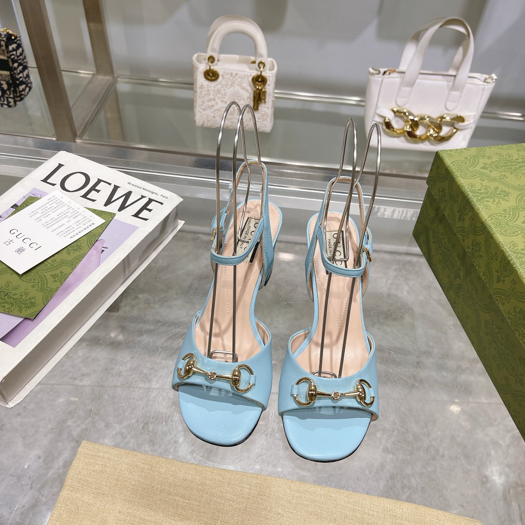 NO:167102,9011-2 Light Blue (35-41) This rear lace-up sandal embellishes the low-key and restrained brand details, injecting brand identity charm into the entire design. The classic horse buckle is brightly embellished on various women's shoes, highlighting the origin of the brand design. This accessory is made of light blue leather ingeniously embellished with gold tones, showing the ingenuity of design. Light blue leather for women, gold tones accessories, horse buckle details, leather sole for ankle buckle fixing, high heel 6.5, sandals, sandals198609099011-2 浅蓝（35-41）这款后系带凉鞋缀饰低调内敛的品牌细节,为整个设计注入品牌标识魅力.经典马衔扣亮眼点缀于各式女士鞋履之上,彰显品牌设计本源.这款配饰以浅蓝色皮革匠心打造,缀饰金色调配件,尽显设计匠心. 浅蓝色皮革 女士 金色调配件 马衔扣细节 皮革鞋底 踝部搭扣固定 高跟6.5,凉鞋,sandals,Women's Shoes