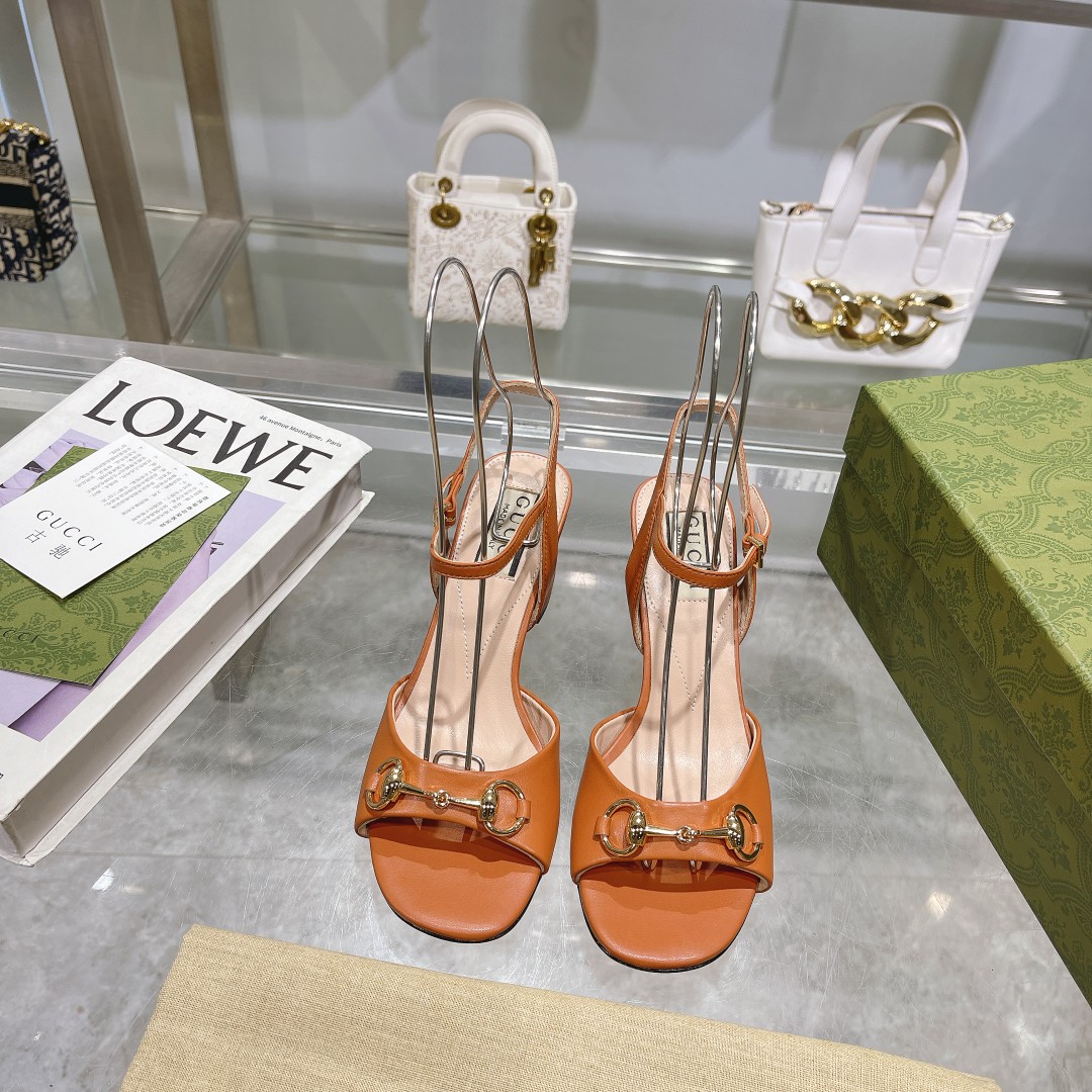 NO:167103,9011-2 Brown (35-41) This rear lace-up sandal embellishes the low-key and restrained brand details, injecting brand identity charm into the entire design. The classic horse buckle is brightly embellished on various women's shoes, highlighting the origin of the brand design. This accessory is made of light blue leather ingeniously embellished with gold tones, showing the ingenuity of design. Light blue leather for women, gold tones accessories, horse buckle details, leather sole for ankle buckle fixing, high heel 6.5, sandals, sandals198609099011-2 棕（35-41）这款后系带凉鞋缀饰低调内敛的品牌细节,为整个设计注入品牌标识魅力.经典马衔扣亮眼点缀于各式女士鞋履之上,彰显品牌设计本源.这款配饰以浅蓝色皮革匠心打造,缀饰金色调配件,尽显设计匠心. 浅蓝色皮革 女士 金色调配件 马衔扣细节 皮革鞋底 踝部搭扣固定 高跟6.5,凉鞋,sandals,Women's Shoes