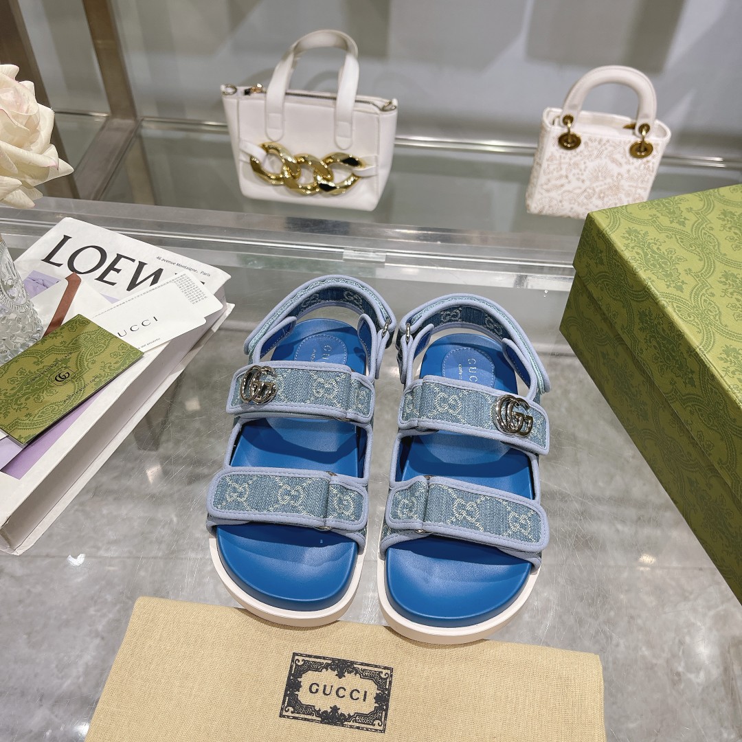 NO:167104,8818-2 Light Blue (35-42) This flat sandal is made of magic sticky belt design, which is modern and full of sporty atmosphere, and provides a comfortable feeling. This accessories are crafted by light blue and ivory white GG denim fabric, with elegant double G styling accessories on the upper, showing a unique style. Light blue and ivory white denim fabric Women's Palladium tone accessories Grosgrain piping Double G rubber sole Magic buckle closure on the back, and straps on the front. Flat, sandals, sandals198609098818-2 浅蓝（35-42）这款平底凉鞋采用魔术粘带设计,现代感十足且充满运动气息,带来舒适感受.这款配饰以浅蓝色和象牙白色GG丹宁面料匠心打造,鞋面绑带缀饰雅致的双G造型配件,展现别致风采. 浅蓝色和象牙白色丹宁面料 女士 钯金色调配件 罗缎滚边 双G 橡胶鞋底 背面采用魔术粘扣开合,正面采用绑带固定 平底,凉鞋,sandals,Women's Shoes