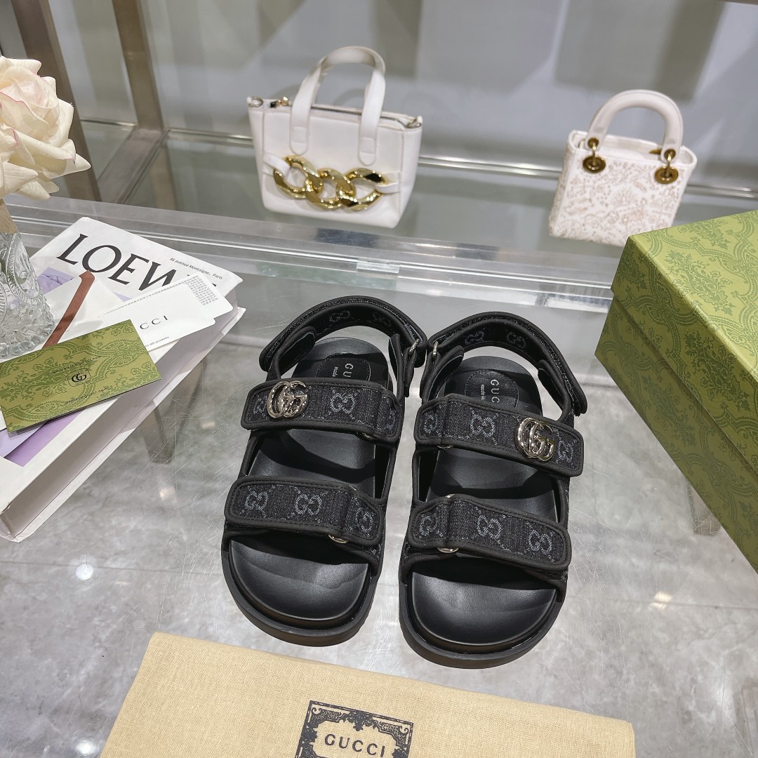 NO:167106,8818-2 Black (35-42) This flat sandal is made of magic sticky belt design, which is modern and full of sporty atmosphere, bringing a comfortable feeling. This accessory is made of black and gray GG denim, and the upper is tied with elegant double G shape accessories, showing a unique style. Black and gray GG denim Women's Palladium tone accessories Grosgrain piping Double G rubber sole Magic buckle closure on the back, and straps on the front. Flat, sandals, sandals198609098818-2黑（35-42）这款平底凉鞋采用魔术粘带设计,现代感十足且充满运动气息,带来舒适感受.这款配饰以黑色和灰色GG牛仔布匠心打造,鞋面绑带缀饰雅致的双G造型配件,尽显别样风采. 黑色和灰色GG牛仔布 女士 钯金色调配件 罗缎滚边 双G 橡胶鞋底 背面采用魔术粘扣开合,正面采用绑带固定 平底,凉鞋,sandals,Women's Shoes