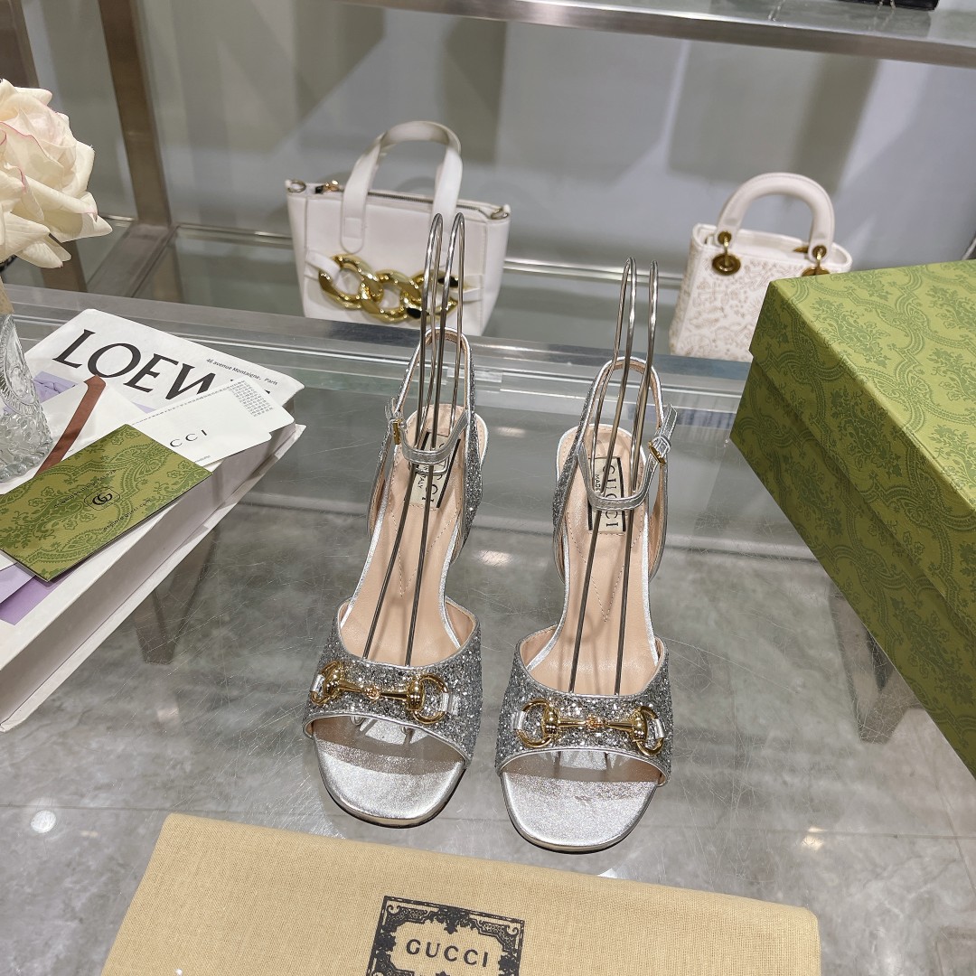 NO:167109,9011-2 Silver Greet (35-41) brand details are exquisitely embellished on this sandal, injecting brand identity charm into the entire design. The classic horse buckle is vividly presented on this shoe in a bright posture, highlighting the origin of the brand design. This sandal is ingeniously crafted by eye-catching gold metal texture leather, cleverly blended into the ankle buckle fixing, making the entire design more eye-catching. Decorated with crystal gold metal texture leather Women's Gold tone accessories Horse buckle details Leather sole Ankle buckle fixing Mid-heel and high heels, sandals198609099011-2银格力特（35-41）品牌细节匠心点缀于这款凉鞋之上,为整个设计注入品牌标识魅力.经典马衔扣在这款鞋履之上以亮眼之姿生动呈现,彰显品牌设计本源.这款凉鞋以吸睛的金色金属质感皮革匠心打造,巧妙融入踝部搭扣固定,令整个设计更加亮眼. 饰水晶金色金属质感皮革 女士 金色调配件 马衔扣细节 皮革鞋底 踝部搭扣固定 中跟和高跟,凉鞋,sandals,Women's Shoes