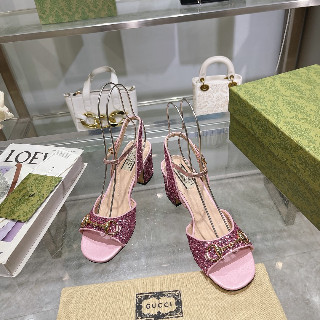 NO:167147,9011-2 Burgundy Greet (35-41) brand details are ingeniously embellished on this sandal, injecting brand identity charm into the entire design. The classic horse buckle is vividly presented on this shoe in a bright posture, highlighting the origin of the brand design. This sandal is made of eye-catching gold metal texture leather, cleverly blended into the ankle buckle fixing, making the entire design more eye-catching. Decorated with crystal gold metal texture leather Women's Gold tone accessories Horse buckle details Leather sole Ankle buckle fixing Mid heel and high heels, sandals198609099011-2 酒红色格力特（35-41）品牌细节匠心点缀于这款凉鞋之上,为整个设计注入品牌标识魅力.经典马衔扣在这款鞋履之上以亮眼之姿生动呈现,彰显品牌设计本源.这款凉鞋以吸睛的金色金属质感皮革匠心打造,巧妙融入踝部搭扣固定,令整个设计更加亮眼. 饰水晶金色金属质感皮革 女士 金色调配件 马衔扣细节 皮革鞋底 踝部搭扣固定 中跟和高跟,凉鞋,sandals,Women's Shoes