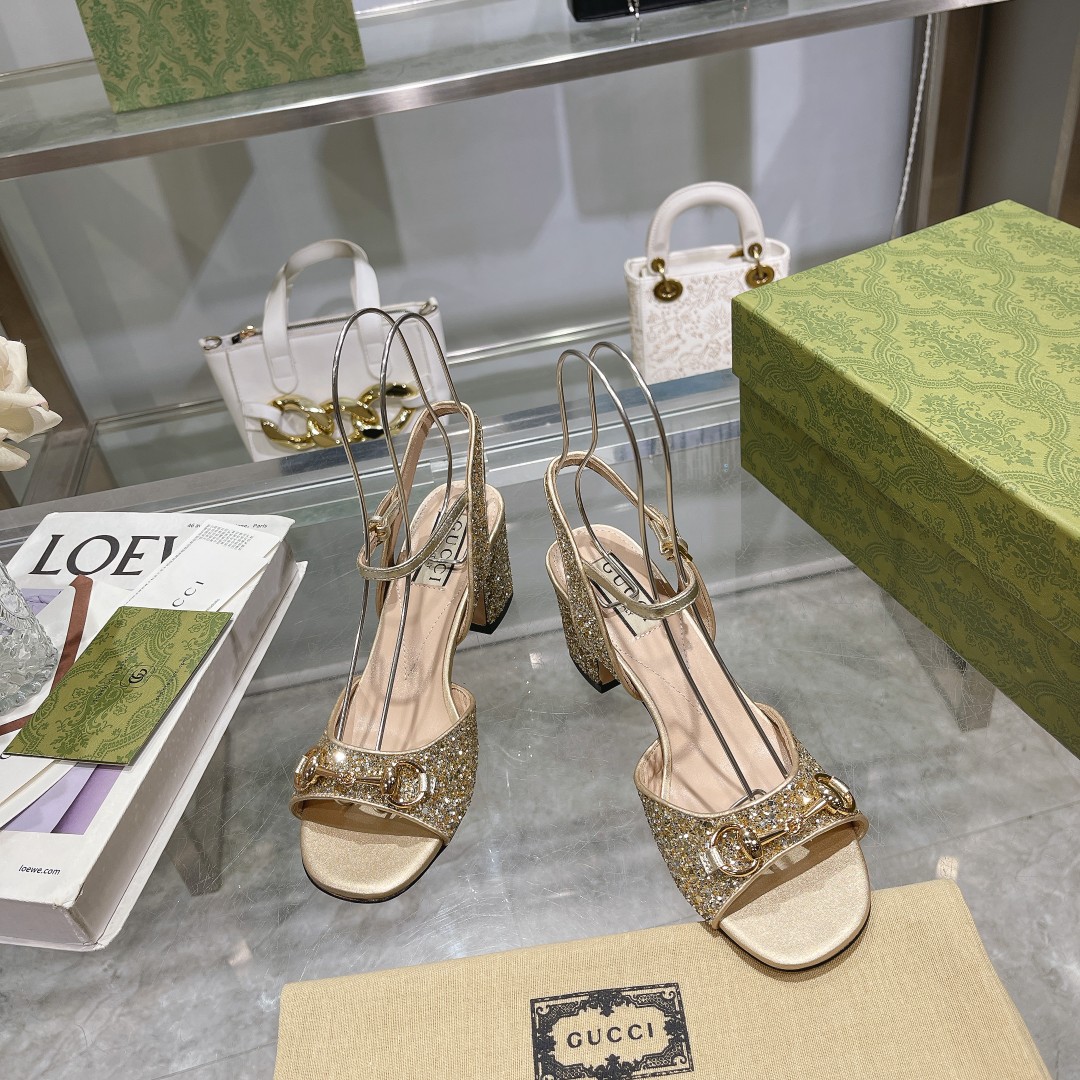 NO:167148,9011-2 Gold Greet (35-41) brand details are exquisitely embellished on this sandal, injecting brand identity charm into the entire design. The classic horse buckle is vividly presented on this shoe in a bright posture, highlighting the origin of the brand design. This sandal is made of eye-catching gold metal texture leather, cleverly blended into the ankle buckle fixing, making the entire design more eye-catching. Crystal gold metal texture leather Women's Gold tone accessories Horse buckle details Leather sole Ankle buckle fixing Mid heel and high heels, sandals198609099011-2 金色格力特（35-41）品牌细节匠心点缀于这款凉鞋之上,为整个设计注入品牌标识魅力.经典马衔扣在这款鞋履之上以亮眼之姿生动呈现,彰显品牌设计本源.这款凉鞋以吸睛的金色金属质感皮革匠心打造,巧妙融入踝部搭扣固定,令整个设计更加亮眼. 饰水晶金色金属质感皮革 女士 金色调配件 马衔扣细节 皮革鞋底 踝部搭扣固定 中跟和高跟,凉鞋,sandals,Women's Shoes