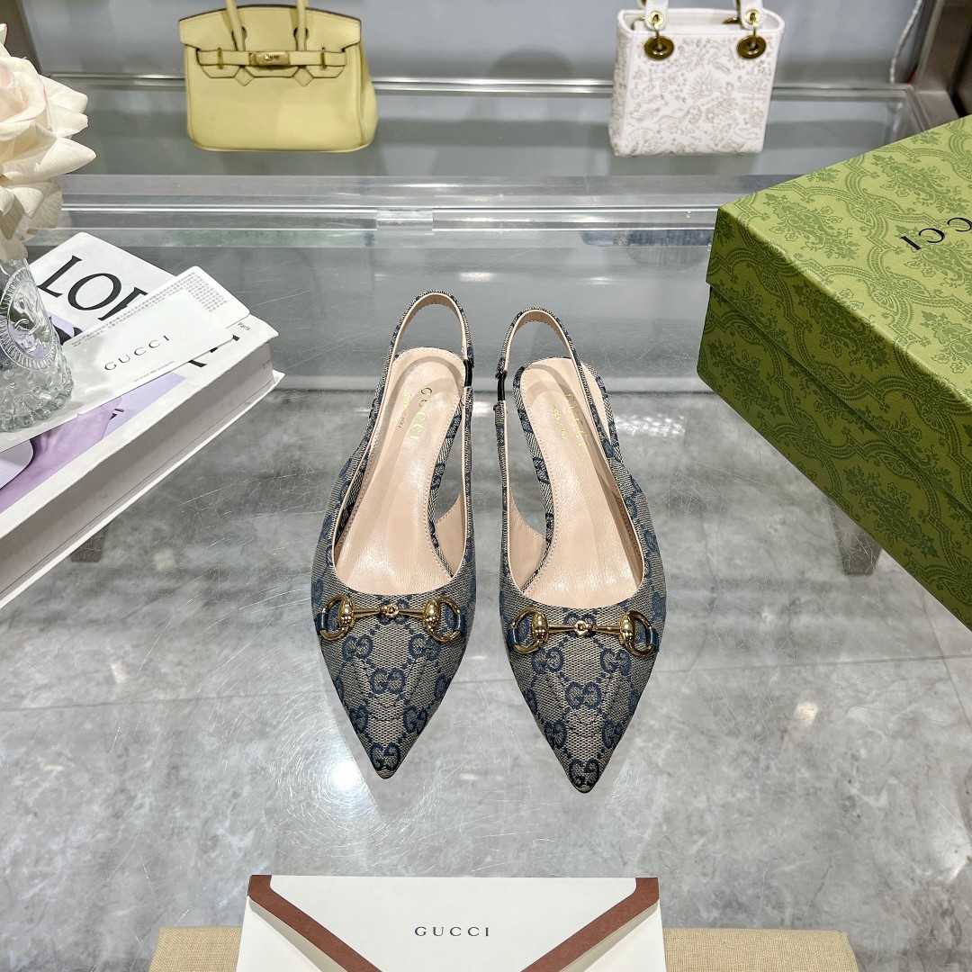 NO:167150,-1 Blue G (35-41) Original GG canvas pours the eye-catching essence into this exposed-heeled light-mouth shoe. Brown leather piping and light gold tones are complemented by beige and brown patterns. Pointed toes, elastic straps and low heels complement each other for a comfortable and fit style design. Beige and ebony classic GG canvas Women Brown leather piping Light gold tones accessories Horse bits Pointed toe Elastic straps Low heel Take the Italian size 37 size as an example, heel height 4.5 cm, sandals, sandals19860909-1 蓝G（35-41）Original GG帆布为这款露跟浅口鞋倾注亮眼精髓.棕色皮革滚边和浅金色调配件与米色和棕色图案交相辉映.尖头、松紧绑带和低跟相辅相成,造就舒适贴合的版型设计. 米色和乌木色经典GG帆布 女士 棕色皮革滚边 浅金色调配件 马衔扣 尖形鞋头 松紧绑带 低跟 以意大利尺寸37码为例,跟高4.5厘米,凉鞋,sandals,Women's Shoes