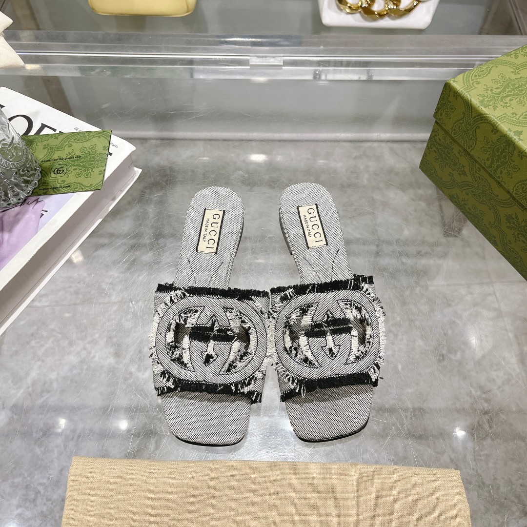 NO:389402,6025-1 Black Canvas Sky G (35-41) draws inspiration from the 1970s collection design that injects glory into the brand. Interlocking double G is renovated with oversized hollow details on this black canvas slipper. Black canvas Women's Border Details Interlocking double G hollow details Leather sole Flat heel height 1 cm, slippers, slippers198609096025-1 黑帆布空G（35-41）从为品牌注入荣光的20世纪70年代典藏设计中撷取灵感,互扣式双G在这款黑色帆布拖鞋上以超大镂空细节焕新呈现.黑色帆布 女士 镶边细节 互扣式双G镂空细节 皮革鞋底 平底 跟高1厘米,拖鞋,slippers,Women's Shoes