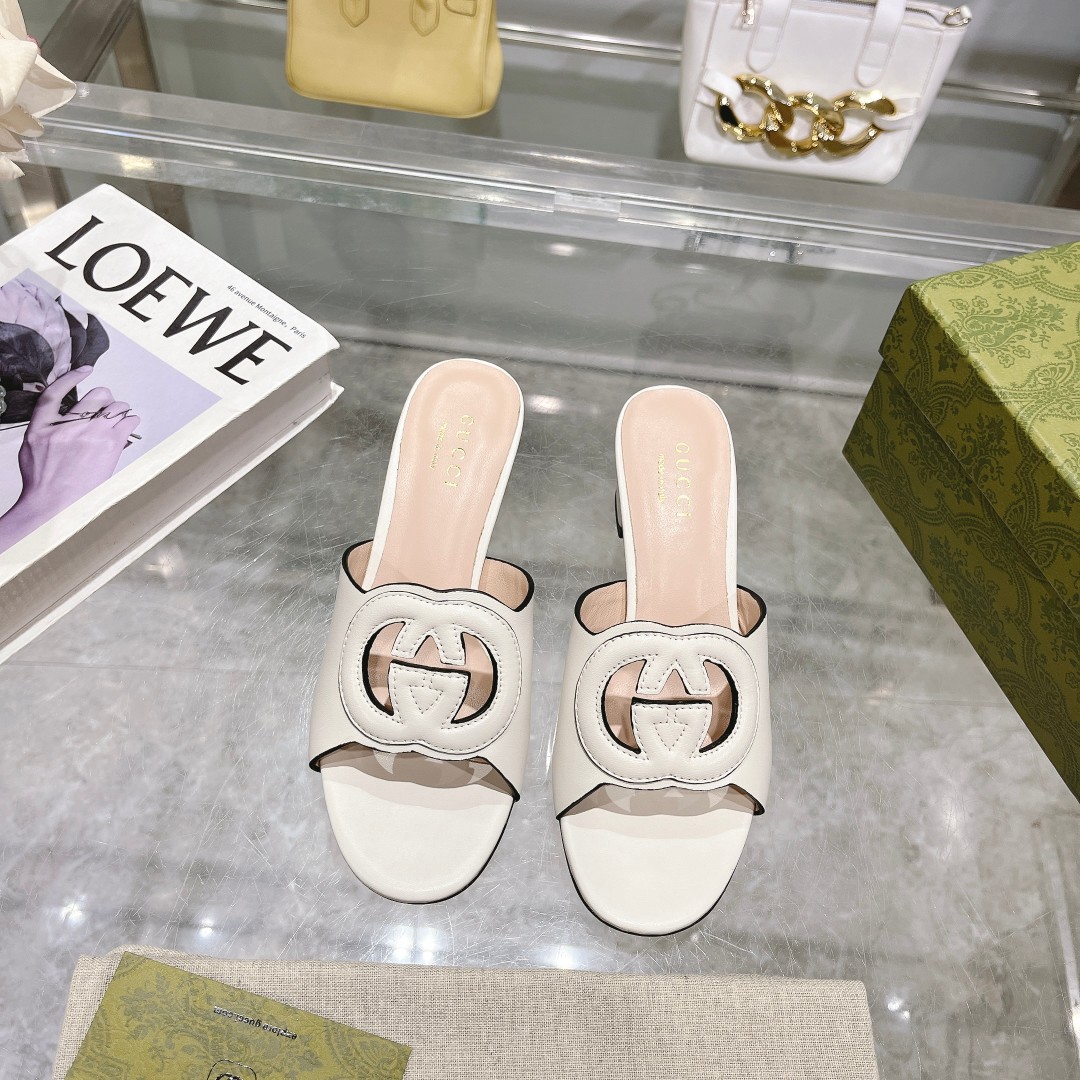 NO:389444,3453-1 Women's White (35-41) draws inspiration from the 1970s collection design that injects glory into the brand. Interlocking double G is renovated with large hollow details on this black leather slipper. White leather Women's Interlocking double G hollow details Leather sole Medium heel, slippers, slippers198609093453-1 女 白（35-41）从为品牌注入荣光的20世纪70年代典藏设计中撷取灵感,互扣式双G在这款黑色皮革拖鞋上以大号镂空细节焕新呈现. 白色皮革 女士 互扣式双G镂空细节 皮革鞋底 中跟,拖鞋,slippers,Women's Shoes