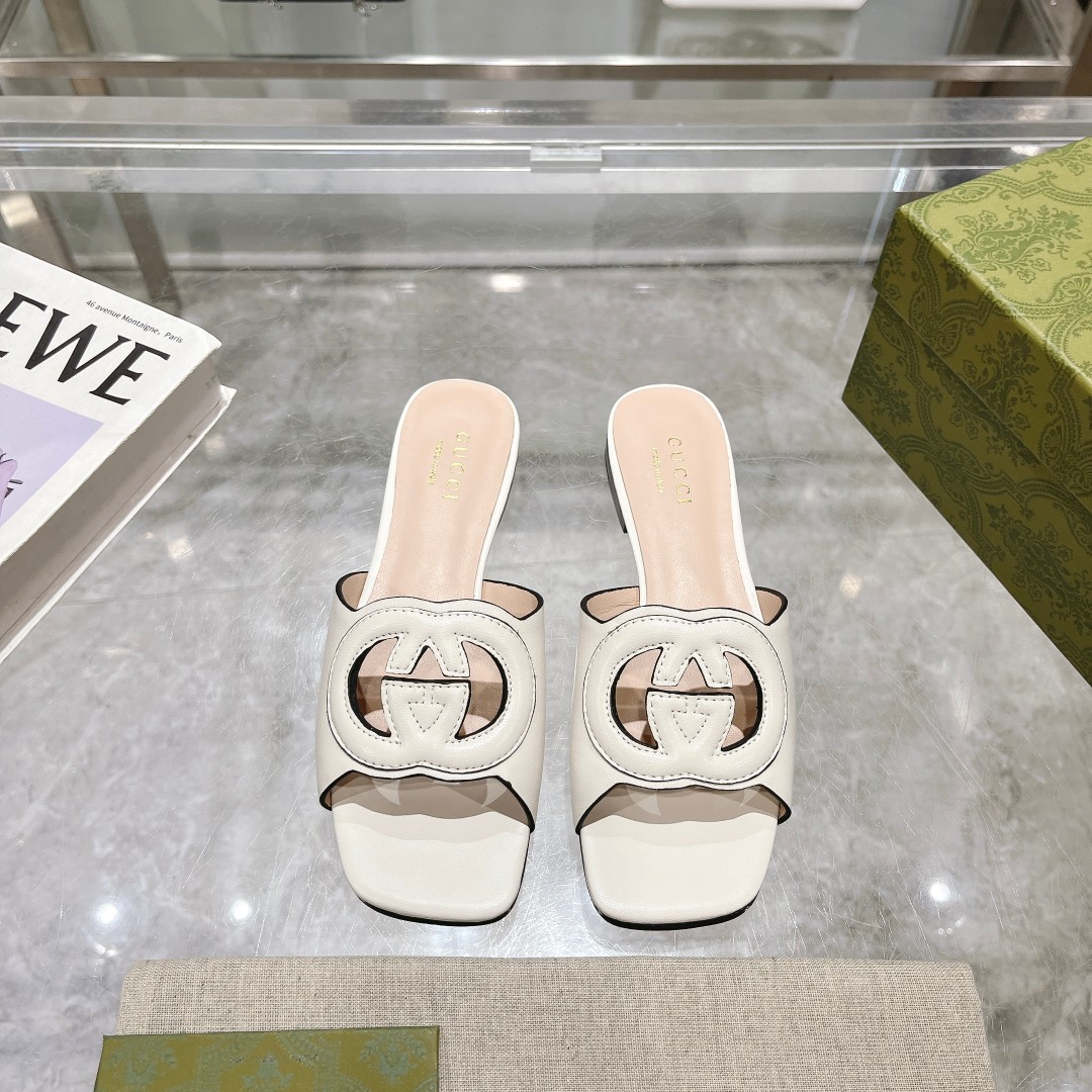 NO:389473,6025-C Women's White (35-41) draws inspiration from the 1970s collection design that injects glory into the brand. Interlocking double G is renovated with oversized hollow details on this brown leather slipper. Brown leather Women's Border Details Interlocking double G hollow details Leather sole Flat heel height 1 cm, slippers, slippers198609096025-C 女白（35-41）从为品牌注入荣光的20世纪70年代典藏设计中撷取灵感,互扣式双G在这款棕色皮革拖鞋上以超大镂空细节焕新呈现. 棕色皮革 女士 镶边细节 互扣式双G镂空细节 皮革鞋底 平底 跟高1厘米,拖鞋,slippers,Women's Shoes