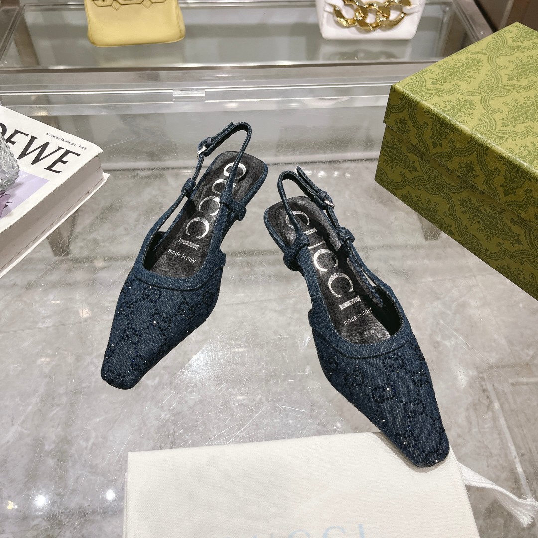 NO:167114,1226-1 Dark Blue (35-41) Women's Shoes Collection draws creative inspiration from the collection designs of the 1990s and early 2000s, creating fascinating details such as lace, imitation crystal and clear fabrics. This ballet flat is made of blue denim fabric with sparkling GG pattern. Leather sole is decorated with black GG crystal blue denim fabric for women, short heels, ankle buckle fixing, sandals, sandals, flats198609091226-1深蓝（35-41）女士鞋履系列从20世纪90年代和21世纪初的典藏设计中汲取创作灵感,缔就蕾丝、仿水晶和清透面料等迷人细节.这款芭蕾平底鞋由饰有闪耀GG图案的蓝色丹宁面料匠心打造. 皮革鞋底 饰黑色GG水晶蓝色丹宁面料 女士 矮跟 踝部搭扣固定,凉鞋,sandals,flats,Women's Shoes