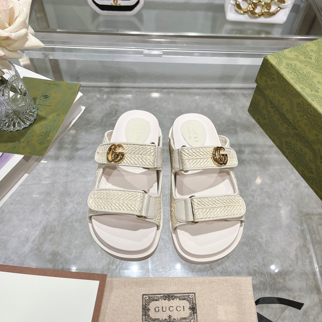 NO:389488,9115-8 White straw weaving (35-42) brand straw weaving effect accessories are made of white tones and classic patterns, bringing new ideas to traditional materials. This sandal is made of sea coconut leaf effect viscose fiber, cleverly incorporates the iconic double G accessories, and is equipped with magic adhesive tape fixing. Primary color sea coconut leaf effect viscose fiber Women's double G rubber sole Magic adhesive tape fixing Flat soles, slippers, sandals, slippers, espadrilles198609099115-8 白色草编（35-42）品牌草编效果配饰以白色调和经典图案,为传统材质汇入盎然新意.这款凉鞋以海椰叶效果粘胶纤维打造,巧妙融入标志性双G配件,并配有魔术粘带固定. 原色海椰叶效果粘胶纤维 女士 双G 橡胶鞋底 魔术粘带固定 平底,拖鞋,sandals,slippers,espadrilles,Women's Shoes