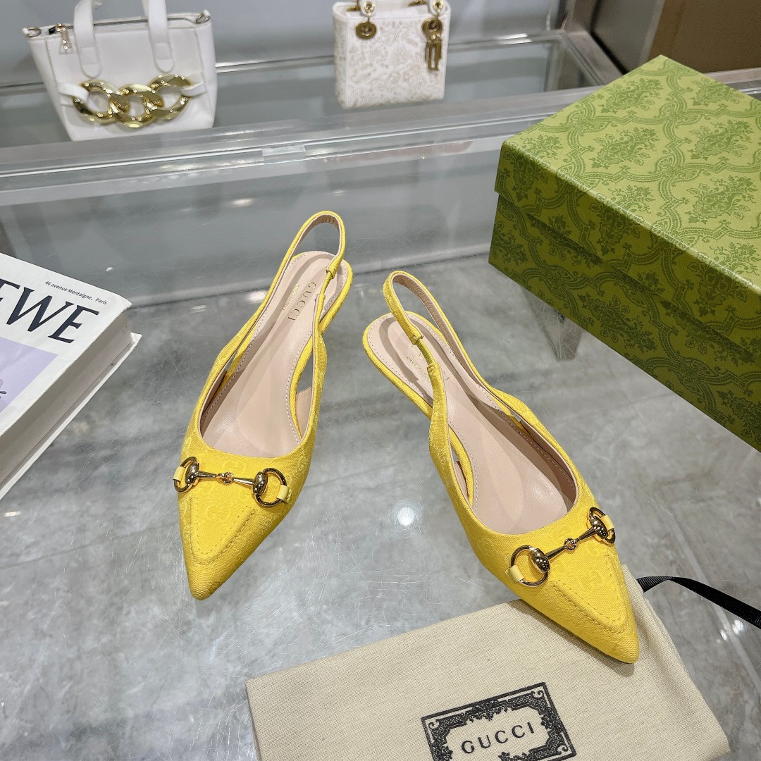 NO:167116,-1 Yellow GG (35-41) Classic GG canvas pours the essence of this eye-catching rear lace-up light-mouth shoe. The pink canvas is even brighter against the light gold tones. The pointed toe, elastic strap and low heel complement each other to create a comfortable and fit style design. Yellow GG canvas Women's Gold tones Accessories Horse Bits Pointed toe Elastic straps Low heel 4.5, sandals, sandals19860909-1黄GG（35-41）经典GG帆布为这款亮眼吸睛的后系带浅口鞋倾注设计精髓.粉色帆布在浅金色调配件的映衬下愈发亮眼.尖头、松紧绑带和低跟相辅相成,造就舒适贴合的版型设计. 黄色GG帆布 女士 金色调配件 马衔扣 尖形鞋头 松紧绑带 低跟4.5,凉鞋,sandals,Women's Shoes