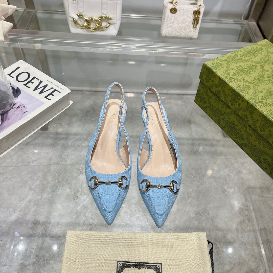 NO:167118,-1 Little Blue G (35-41) Classic GG canvas pours the essence of this eye-catching rear lace-up light-mouth shoe. The pink canvas is even brighter against the light gold tones. The pointed toe, elastic strap and low heel complement each other to create a comfortable and fit style design. Blue GG canvas Women's Gold tones accessories Horse bits Pointed toe Elastic strap Low heel 4.5, sandals, sandals19860909-1小蓝G（35-41）经典GG帆布为这款亮眼吸睛的后系带浅口鞋倾注设计精髓.粉色帆布在浅金色调配件的映衬下愈发亮眼.尖头、松紧绑带和低跟相辅相成,造就舒适贴合的版型设计. 蓝色GG帆布 女士 金色调配件 马衔扣 尖形鞋头 松紧绑带 低跟4.5,凉鞋,sandals,Women's Shoes