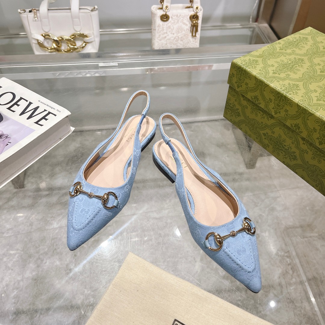 NO:167124,-4 Small Blue G (35-41) Classic GG canvas injects the essence of design into this elegant exposed-heeled light-mouthed shoe. The light blue canvas is even more eye-catching against the light gold tones. The pointed toe, elastic strap and high heel are cleverly matched to complement each other. Light blue canvas Women's Gold tones accessories Horse bits Pointed toe Leather sole Heel elastic strap Flat heel height 1.5 cm, sandals, sandals19860909-4小蓝G（35-41）经典GG帆布为这款典雅的露跟浅口鞋注入设计精髓.浅蓝色帆布在浅金色调配件的映衬下愈发亮眼.尖头、松紧绑带和高跟巧妙搭配,相辅相成. 浅蓝色帆布 女士 金色调配件 马衔扣 尖形鞋头 皮革鞋底 后跟松紧绑带 平底 跟高1.5厘米,凉鞋,sandals,Women's Shoes