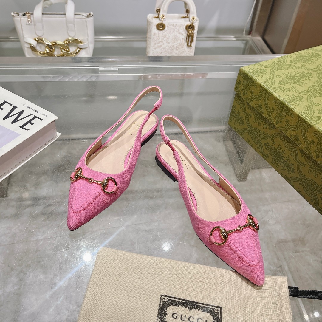 NO:167122,-4 Pink G (35-41) Classic GG canvas injects the essence of design into this elegant exposed-heeled light-mouthed shoe. The light blue canvas is more eye-catching against the light gold tones. The pointed toe, elastic strap and high heel are cleverly matched to complement each other. Pink canvas Women's Gold tones accessories Horse bits Pointed toe Leather sole Heel elastic strap Flat heel height 1.5 cm, sandals, sandals19860909-4粉G（35-41）经典GG帆布为这款典雅的露跟浅口鞋注入设计精髓.浅蓝色帆布在浅金色调配件的映衬下愈发亮眼.尖头、松紧绑带和高跟巧妙搭配,相辅相成. 粉色帆布 女士 金色调配件 马衔扣 尖形鞋头 皮革鞋底 后跟松紧绑带 平底 跟高1.5厘米,凉鞋,sandals,Women's Shoes