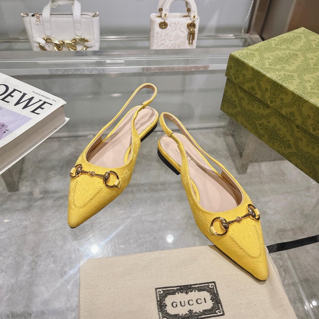 NO:167120,-4 Yellow G (35-41) Classic GG canvas injects the essence of design into this elegant exposed-heeled light-mouthed shoe. The light blue canvas is even more eye-catching against the light gold tones. The pointed toe, elastic strap and high heel are cleverly matched to complement each other. Yellow canvas Women's Gold tones accessories Horse bits Pointed toe Leather sole Heel elastic strap Flat heel height 1.5 cm, sandals, sandals19860909-4黄G（35-41）经典GG帆布为这款典雅的露跟浅口鞋注入设计精髓.浅蓝色帆布在浅金色调配件的映衬下愈发亮眼.尖头、松紧绑带和高跟巧妙搭配,相辅相成. 黄色帆布 女士 金色调配件 马衔扣 尖形鞋头 皮革鞋底 后跟松紧绑带 平底 跟高1.5厘米,凉鞋,sandals,Women's Shoes