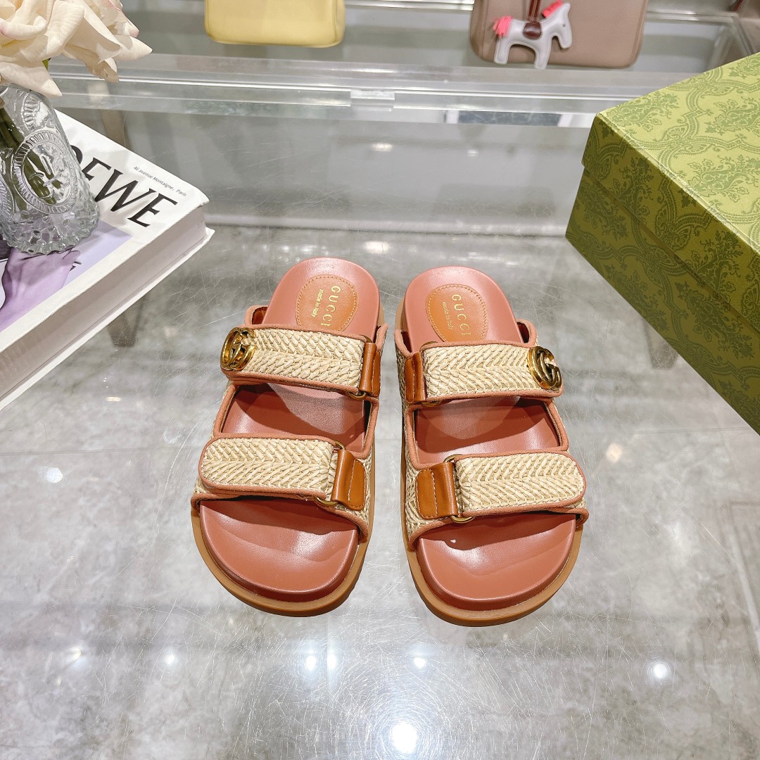 NO:389474,9115-8 Apricot straw weaving (35-42) brand straw weaving effect accessories are made of white tones and classic patterns, bringing new ideas to traditional materials. This sandal is made of sea coconut leaf effect viscose fiber, cleverly incorporates the iconic double G accessories, and is equipped with magic adhesive tape fixing. Primary color sea coconut leaf effect viscose fiber Women's double G rubber sole Magic adhesive tape fixing Flat soles, slippers, sandals, slippers, espadrilles198609099115-8 杏色草编（35-42）品牌草编效果配饰以白色调和经典图案,为传统材质汇入盎然新意.这款凉鞋以海椰叶效果粘胶纤维打造,巧妙融入标志性双G配件,并配有魔术粘带固定. 原色海椰叶效果粘胶纤维 女士 双G 橡胶鞋底 魔术粘带固定 平底,拖鞋,sandals,slippers,espadrilles,Women's Shoes