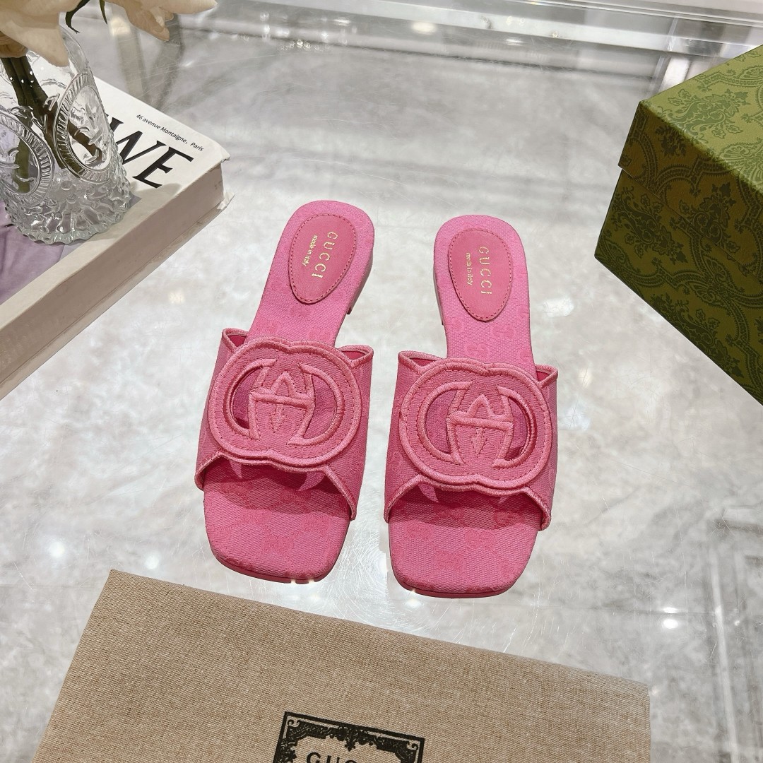 NO:389485,6025-12 Powder (35-41) Takes inspiration from the 1970s collection design that injects glory into the brand. Interlocking double G is renovated with oversized hollow details on this pink GG canvas slippers. Pink GG canvas Women's border details Interlocking double G hollow details Leather sole Flat heel height 1 cm, slippers, slippers198609096025-12粉（35-41）从为品牌注入荣光的20世纪70年代典藏设计中撷取灵感,互扣式双G在这款粉色GG帆布拖鞋上以超大镂空细节焕新呈现. 粉色GG帆布 女士 镶边细节 互扣式双G镂空细节 皮革鞋底 平底 跟高1厘米,拖鞋,slippers,Women's Shoes