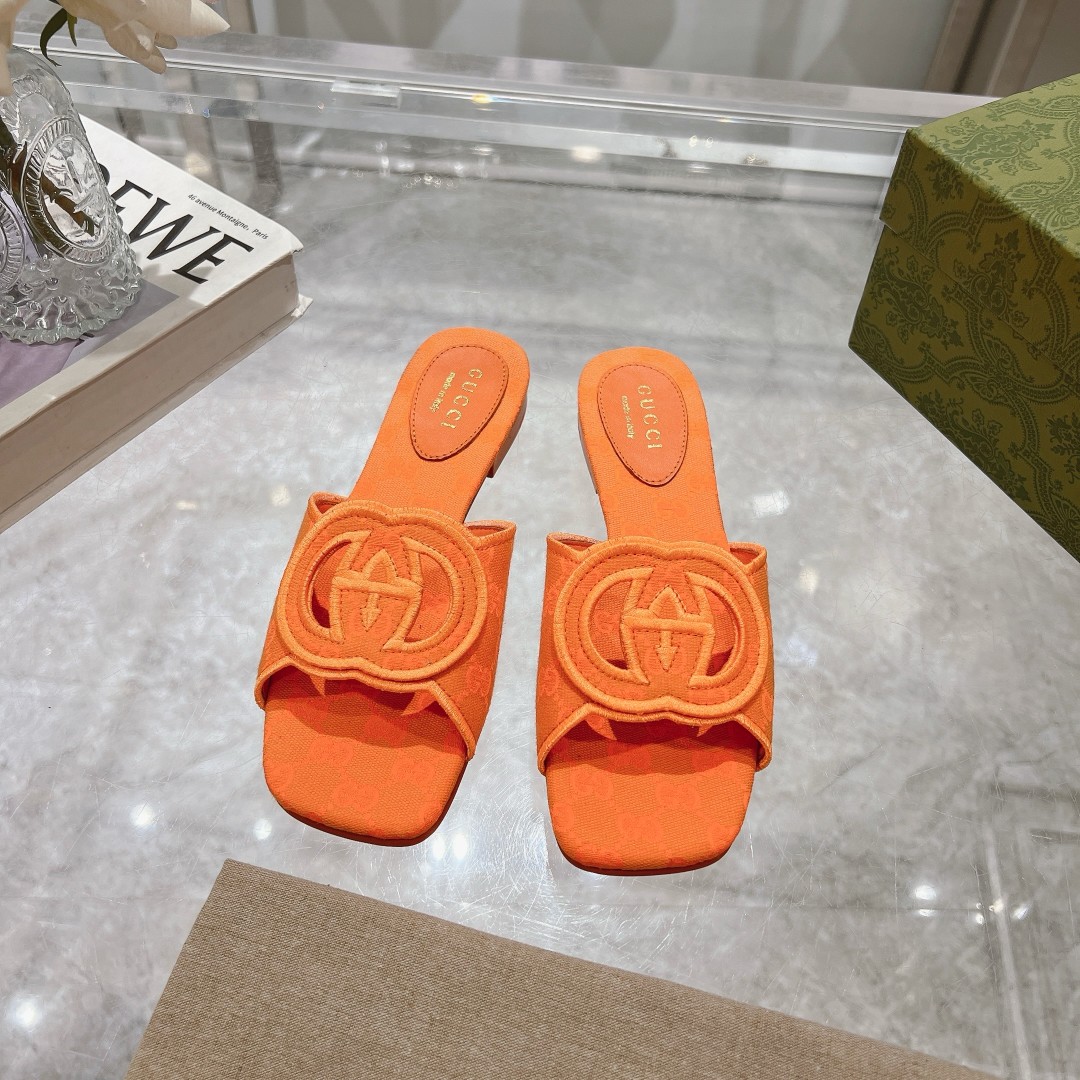 NO:389440,6025-12 Orange (35-41) draws inspiration from the 1970s collection design that injects glory into the brand. Interlocking double G is renovated with oversized hollow details on this pink GG canvas slippers. Orange GG canvas Women's trim details Interlocking double G hollow details Leather sole Flat heel height 1 cm, slippers, slippers198609096025-12橙（35-41）从为品牌注入荣光的20世纪70年代典藏设计中撷取灵感,互扣式双G在这款粉色GG帆布拖鞋上以超大镂空细节焕新呈现. 橙色GG帆布 女士 镶边细节 互扣式双G镂空细节 皮革鞋底 平底 跟高1厘米,拖鞋,slippers,Women's Shoes