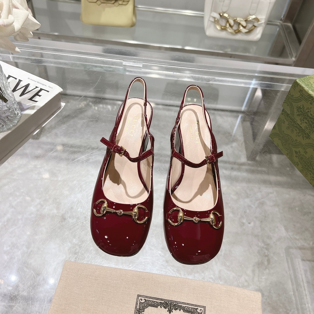 NO:389695,9719-8 Burgundy (35-41) This light-mouth shoe is designed with patent leather, and is crafted and integrated with classic horse buckle styling accessories. The round toe and adjustable ankle buckle design complement each other to interpret the college style. Burgundy patent leather Women's light gold tone accessories Horse buckle leather soles, sandals, sandals198609099719-8酒红（35-41）这款浅口鞋甄选漆皮打造,匠心融蕴经典马衔扣造型配件.圆头和可调节脚踝搭扣设计相得益彰,演绎学院风格. 酒红色漆皮 女士 浅金色调配件 马衔扣 皮革鞋底,凉鞋,sandals,Women's Shoes