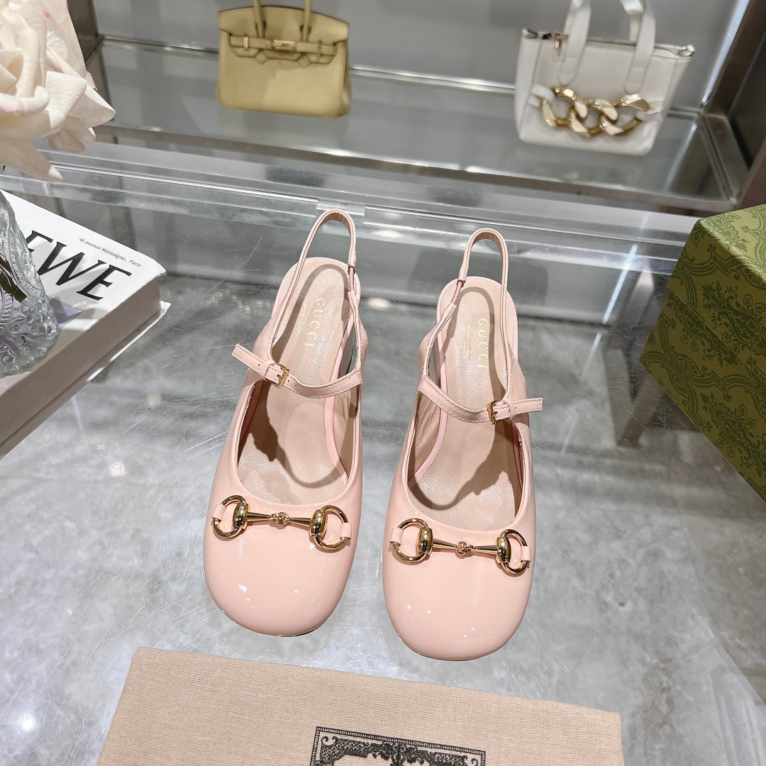 NO:389692,9719-8 Light Pink (35-41) This light-mouth shoe is designed with patent leather, and is crafted and integrated with classic horse buckle styling accessories. The round toe and adjustable ankle buckle design complement each other to interpret the academy style. Light pink patent leather Women's light gold tone accessories Horse buckle leather soles, sandals, sandals198609099719-8浅粉（35-41）这款浅口鞋甄选漆皮打造,匠心融蕴经典马衔扣造型配件.圆头和可调节脚踝搭扣设计相得益彰,演绎学院风格. 浅粉色漆皮 女士 浅金色调配件 马衔扣 皮革鞋底,凉鞋,sandals,Women's Shoes