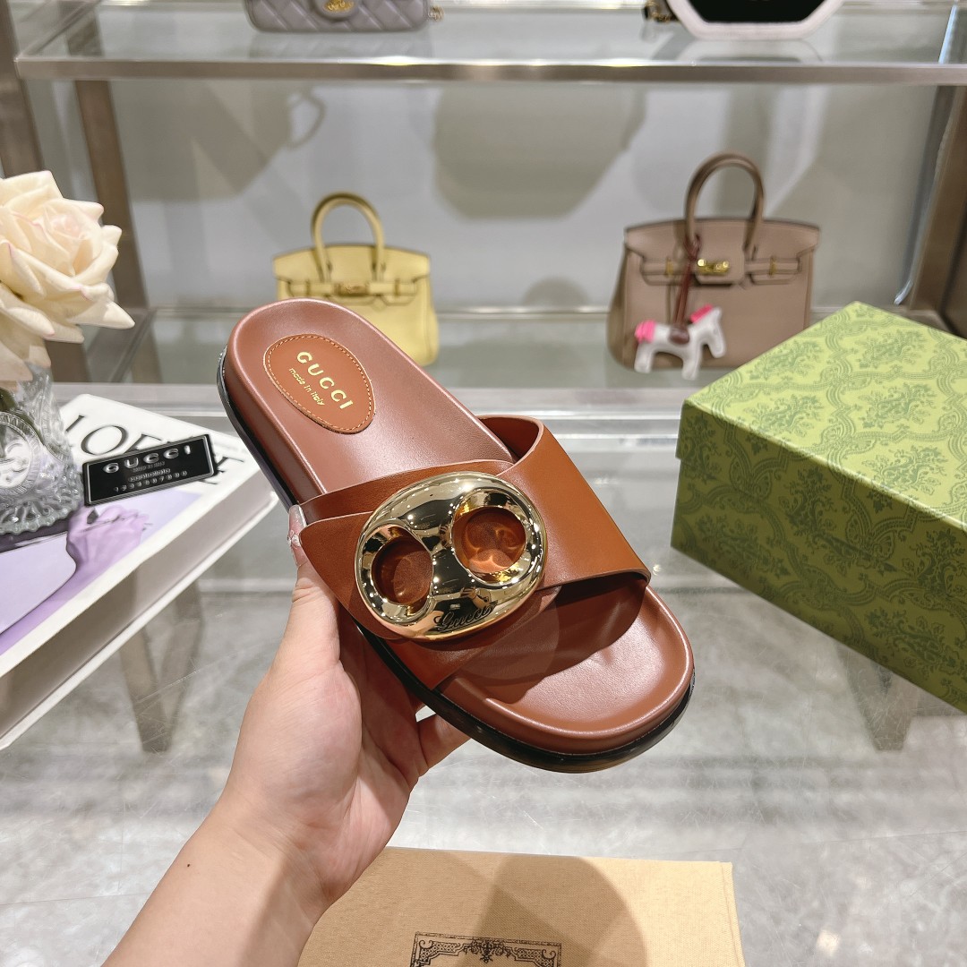 NO:245442,2025 Gucci Gucci Summer New Slippers What a light color scheme that is so suitable for spring and summer! It feels very comfortable to wear on vacation, it is superb, simple, generous, versatile and fashionable, a must-have for traveling at home! Fabric: Original custom imported: cowhide inner lining: sheepskin outsole: original open mold rubber sole Size: 35-41#, slippers, gucci, gucci, slippers, cowhide, sheepskin198609092025Gucci古驰夏季全新拖鞋 多么轻盈的配色太适合春夏天穿了!度假穿起来也很有感觉,上脚超棒,简单大方百搭时尚,居家旅行必备! 面料: 原版定制进口:牛皮内里:羊皮 大底: 原版开模橡胶底 码数 :35-41#,拖鞋,gucci,gucci,slippers,cowhide,sheepskin,Women's Shoes