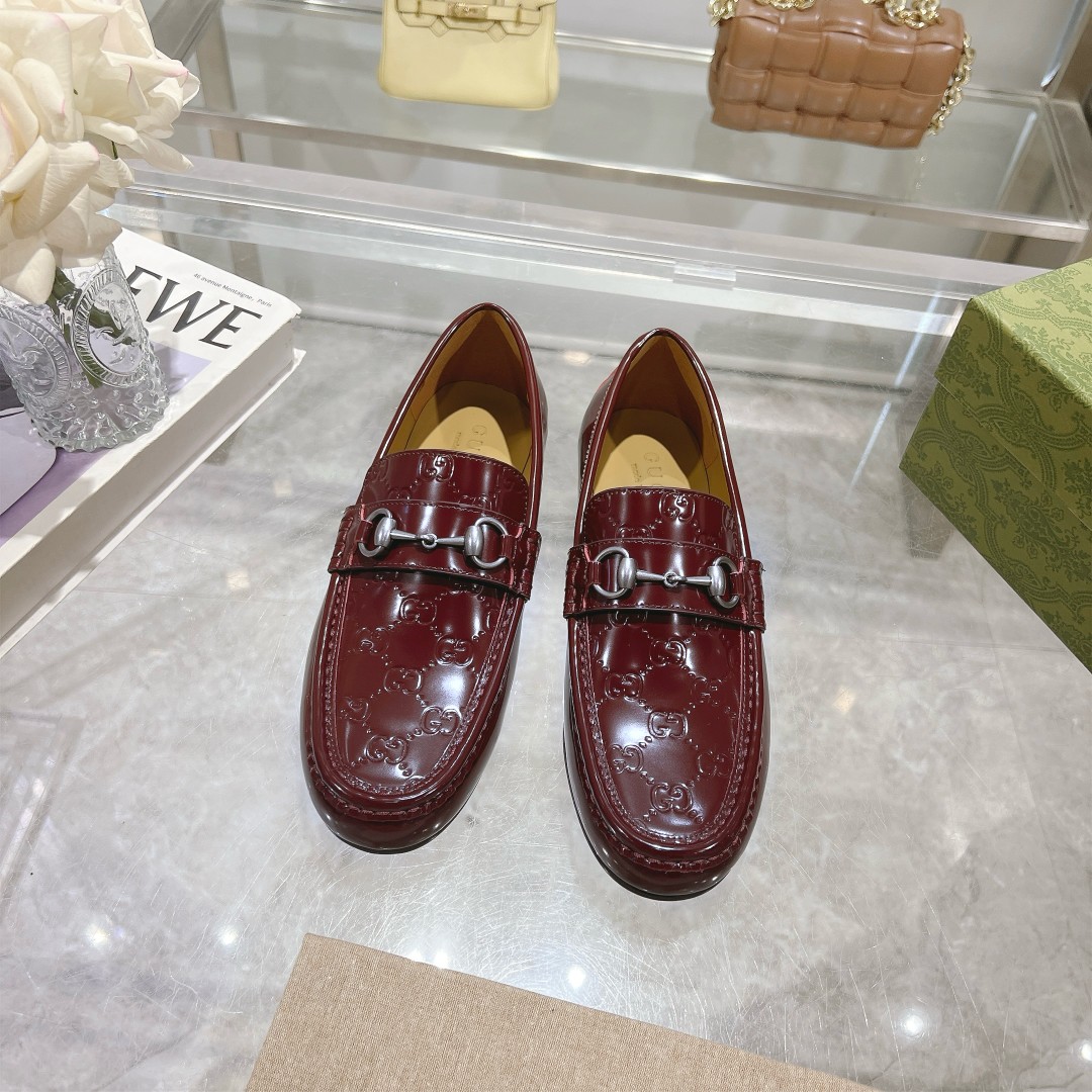 NO:389769,XPH-6 Men's Burgundy (38-45) Early Autumn Series focuses on basic silhouettes and classic details. This men's footwear is made of burgundy GG embossed leather ingeniously, cleverly incorporates the brand's classic elements, and is eye-catching with horse tie-fitting accessories. Burgundy leather, decorated with GG embossed leather details for men Silver accessories Horse tie-fitting leather sole Low heel 1.5 cm high, single shoes19860909XPH-6男 酒红（38-45）早秋系列聚焦基础廓形与经典细节.这款男士套脚式鞋履以酒红色GG压纹皮革匠心打造,巧妙融入品牌经典元素,亮眼缀饰马衔扣配件. 酒红色皮革,饰GG压纹皮革细节 男士 银色调配件 马衔扣 皮革鞋底 低跟 1.5厘米高,单鞋,Women's Shoes