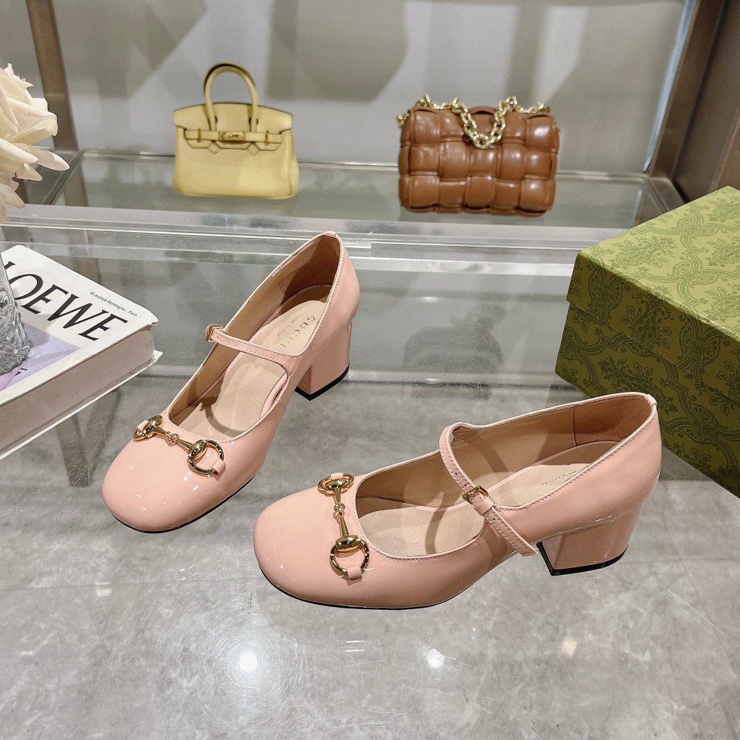 NO:389794,9719-3 Women Light Pink (35-41) This light-mouth shoe is made of patent leather, and is craftsmanship and classic horse buckle styling accessories. It interprets the college style. Light pink patent leather Women's light gold tone accessories Horse buckle leather soles, single shoes198609099719-3女 浅粉（35-41）这款浅口鞋甄选漆皮打造,匠心融蕴经典马衔扣造型配件.演绎学院风格. 浅粉色漆皮 女士 浅金色调配件 马衔扣 皮革鞋底,单鞋,Women's Shoes