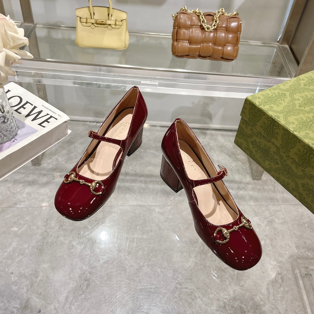 NO:389787,9719-3 Women's Burgundy (35-41) This light-mouthed shoe is made of patent leather, and it is ingeniously integrated with classic horse buckle styling accessories. It interprets the college style. Burgundy patent leather Women's light gold tone accessories Horse buckle leather soles, single shoes198609099719-3女 酒红（35-41）这款浅口鞋甄选漆皮打造,匠心融蕴经典马衔扣造型配件.演绎学院风格. 酒红漆皮 女士 浅金色调配件 马衔扣 皮革鞋底,单鞋,Women's Shoes