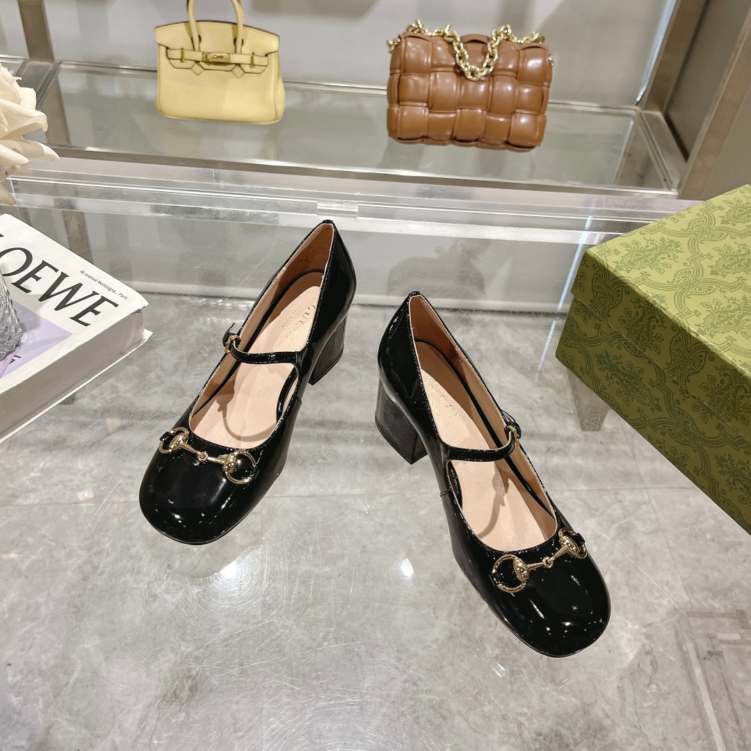 NO:389825,9719-3 Women's Black (35-41) This light-mouth shoe is made of patent leather, and is ingeniously integrated with classic horse buckle styling accessories. It interprets the college style. Black patent leather Women's light gold tone accessories Horse buckle leather soles, single shoes198609099719-3女 黑（35-41）这款浅口鞋甄选漆皮打造,匠心融蕴经典马衔扣造型配件.演绎学院风格. 黑色漆皮 女士 浅金色调配件 马衔扣 皮革鞋底,单鞋,Women's Shoes