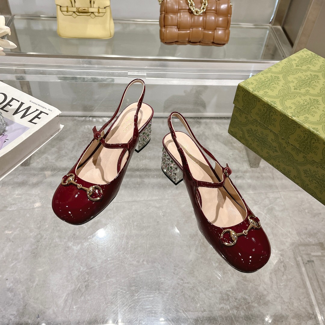 NO:167126,9719-8A burgundy (35-41) This light-mouth shoe is designed with patent leather, and is ingeniously integrated with classic horse buckle styling accessories. The round toe and adjustable ankle buckle design complement each other to interpret the academy style. burgundy patent leather women's light gold tone accessories Horse buckle diamond heel leather soles, sandals, sandals198609099719-8A酒红（35-41）这款浅口鞋甄选漆皮打造,匠心融蕴经典马衔扣造型配件.圆头和可调节脚踝搭扣设计相得益彰,演绎学院风格. 酒红色漆皮 女士 浅金色调配件 马衔扣 镶钻后跟 皮革鞋底,凉鞋,sandals,Women's Shoes