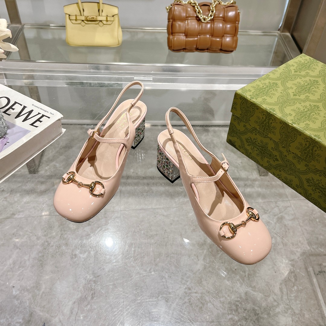 NO:167127,9719-8A women light pink (35-41) This light-mouth shoe is made of patent leather, and is crafted and integrated with classic horse buckle styling accessories. The round toe and adjustable ankle buckle design complement each other to interpret the academy style. Light pink patent leather Women's light gold tone accessories Horse buckle Diamond heel Leather sole, sandals, sandals198609099719-8A女 浅粉（35-41）这款浅口鞋甄选漆皮打造,匠心融蕴经典马衔扣造型配件.圆头和可调节脚踝搭扣设计相得益彰,演绎学院风格. 浅粉色漆皮 女士 浅金色调配件 马衔扣 镶钻后跟 皮革鞋底,凉鞋,sandals,Women's Shoes