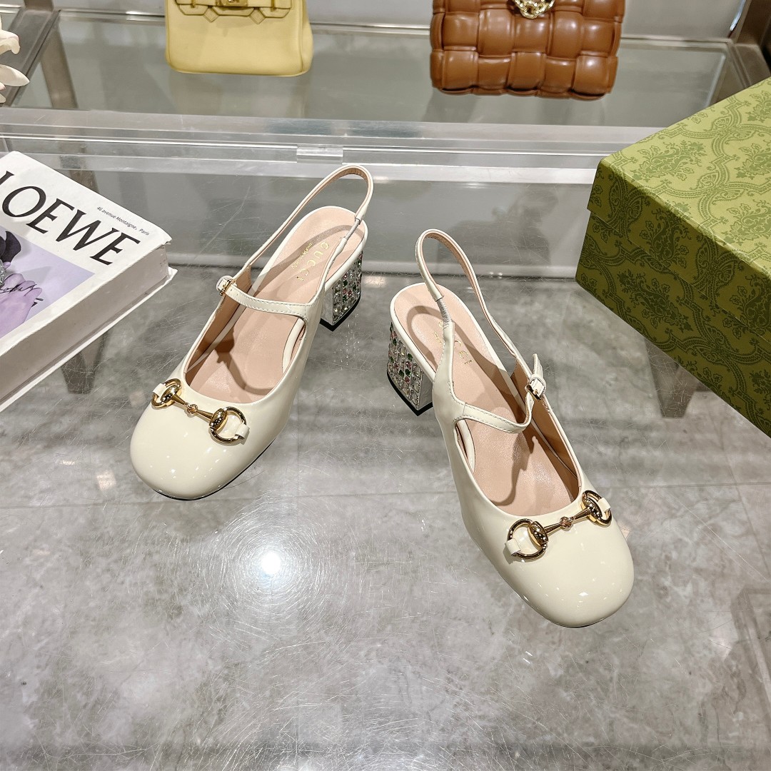 NO:167131,9719-8A women, beige (35-41) This light-mouth shoe is designed with patent leather, and is ingeniously integrated with classic horse buckle styling accessories. The round toe and adjustable ankle buckle design complement each other, interpreting the academy style. Beige patent leather Women's light gold tone accessories Horse buckle Diamond heel Leather sole, sandals198609099719-8A女,米白（35-41）这款浅口鞋甄选漆皮打造,匠心融蕴经典马衔扣造型配件.圆头和可调节脚踝搭扣设计相得益彰,演绎学院风格. 米白色漆皮 女士 浅金色调配件 马衔扣 镶钻后跟 皮革鞋底,凉鞋,sandals,Women's Shoes