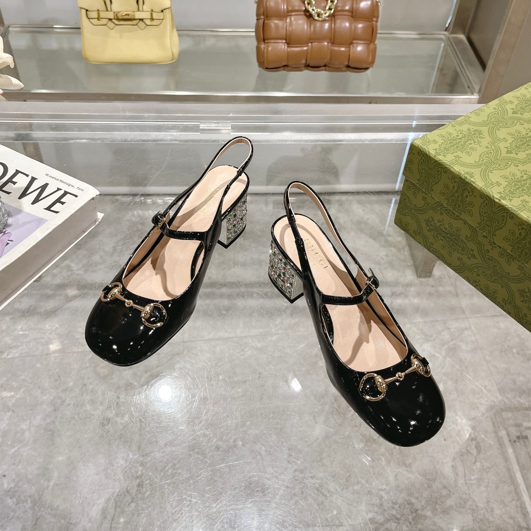 NO:167129,9719-8A women, black (35-41) This light-mouth shoe is designed with patent leather, and is crafted and integrated with classic horse buckle styling accessories. The round toe and adjustable ankle buckle design complement each other, interpreting the academy style. Black patent leather Women's light gold tone accessories Horse buckle Diamond heel Leather sole, sandals198609099719-8A女,黑（35-41）这款浅口鞋甄选漆皮打造,匠心融蕴经典马衔扣造型配件.圆头和可调节脚踝搭扣设计相得益彰,演绎学院风格. 黑色漆皮 女士 浅金色调配件 马衔扣 镶钻后跟 皮革鞋底,凉鞋,sandals,Women's Shoes