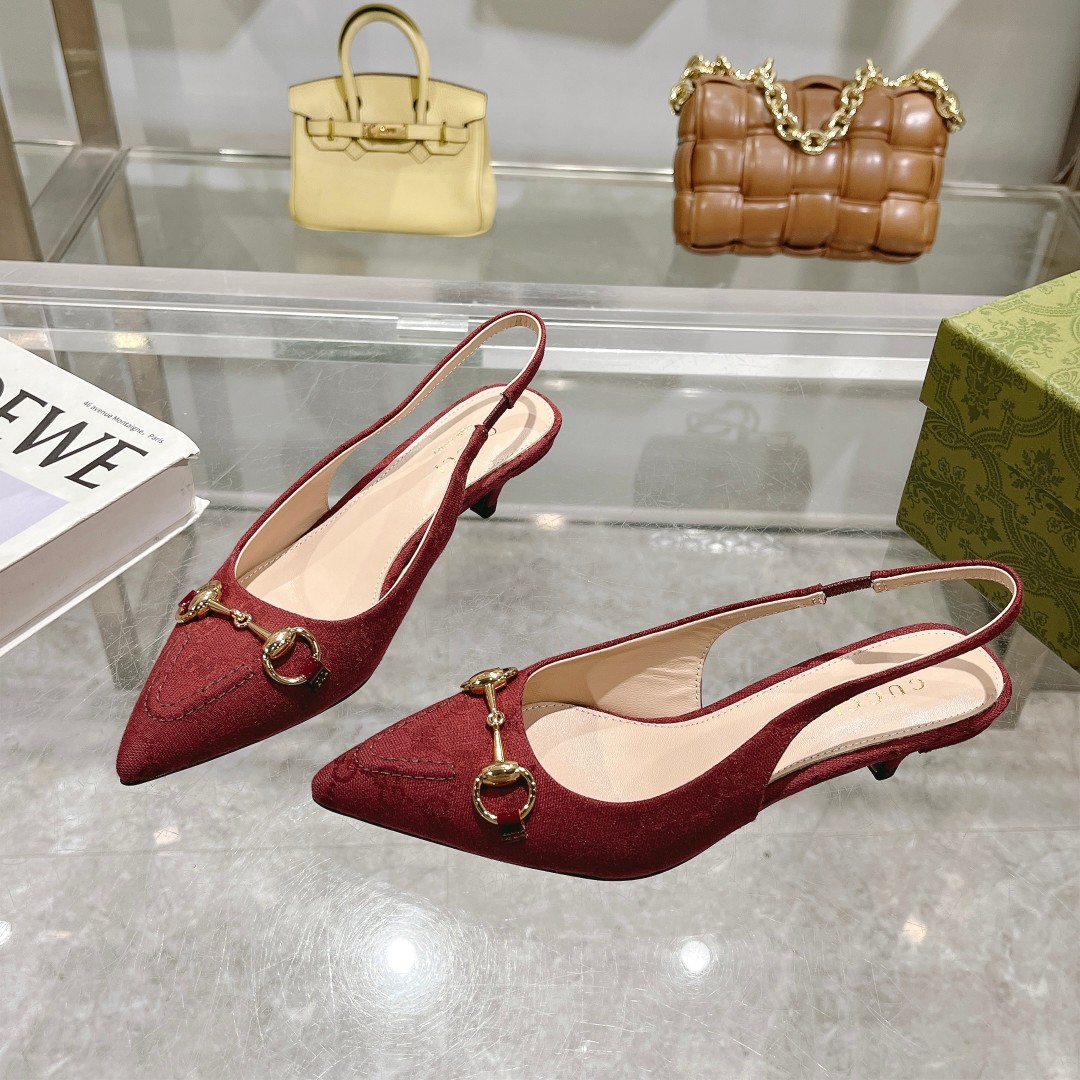 NO:167133,-1 Burgundy G (35-41) Classic GG canvas pours the essence of this eye-catching rear lace-up light-mouth shoe. The pink canvas is even brighter against the light gold tones. The pointed toe, elastic strap and low heel complement each other to create a comfortable and fit style design. Blue GG canvas Women's Gold tones Accessories Horse Bits Pointed toe Elastic straps Low heel 4.5, sandals, sandals19860909-1酒红G（35-41）经典GG帆布为这款亮眼吸睛的后系带浅口鞋倾注设计精髓.粉色帆布在浅金色调配件的映衬下愈发亮眼.尖头、松紧绑带和低跟相辅相成,造就舒适贴合的版型设计. 蓝色GG帆布 女士 金色调配件 马衔扣 尖形鞋头 松紧绑带 低跟4.5,凉鞋,sandals,Women's Shoes