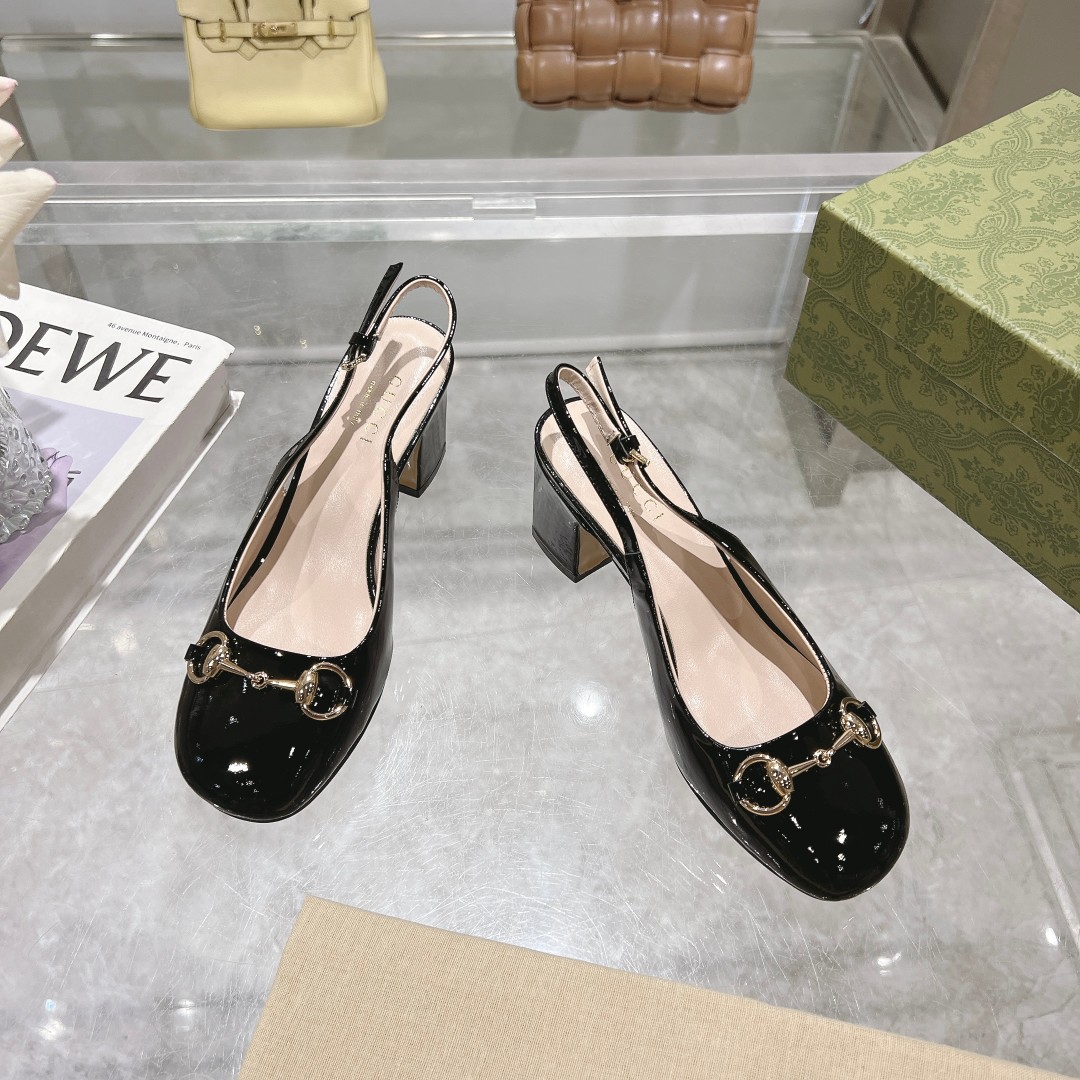 NO:167135,9011-3 Black (35-41)) This light-mouth shoe is designed with patent leather, and is crafted and integrated with classic horse buckle styling accessories. The round toe and adjustable ankle buckle design complement each other, interpreting the academy style. Black patent leather Women's light gold tone accessories Horse buckle Round toe Leather sole Adjustable ankle buckle Medium heel height 7.5 cm, sandals, sandals198609099011-3黑（35-41））这款浅口鞋甄选漆皮打造,匠心融蕴经典马衔扣造型配件.圆头和可调节脚踝搭扣设计相得益彰,演绎学院风格. 黑色漆皮 女士 浅金色调配件 马衔扣 圆头 皮革鞋底 可调节脚踝搭扣 中跟 高7.5厘米,凉鞋,sandals,Women's Shoes